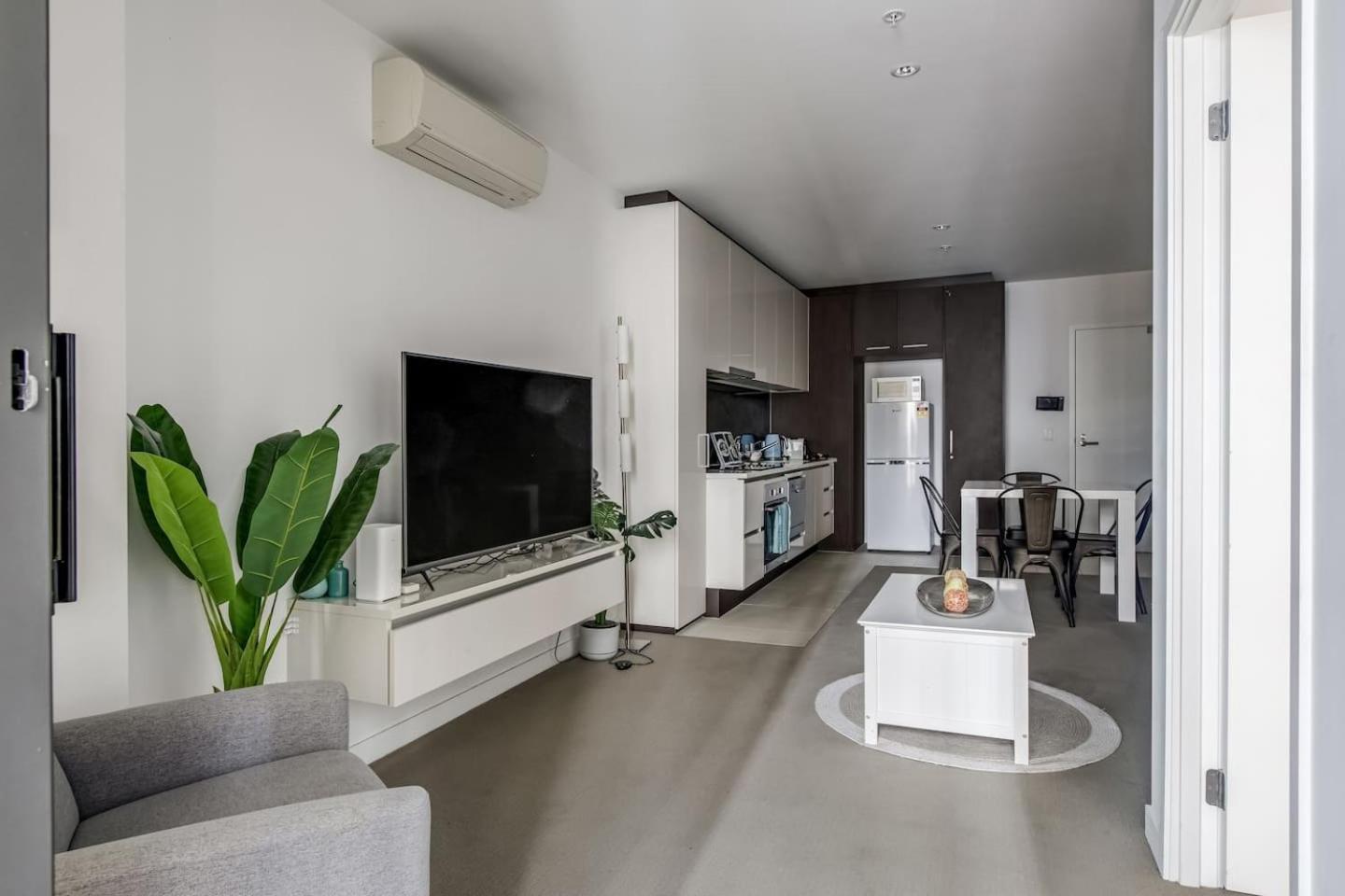 Metro Muse - Minimalist Chic For Couples In Cbd Apartment Melbourne