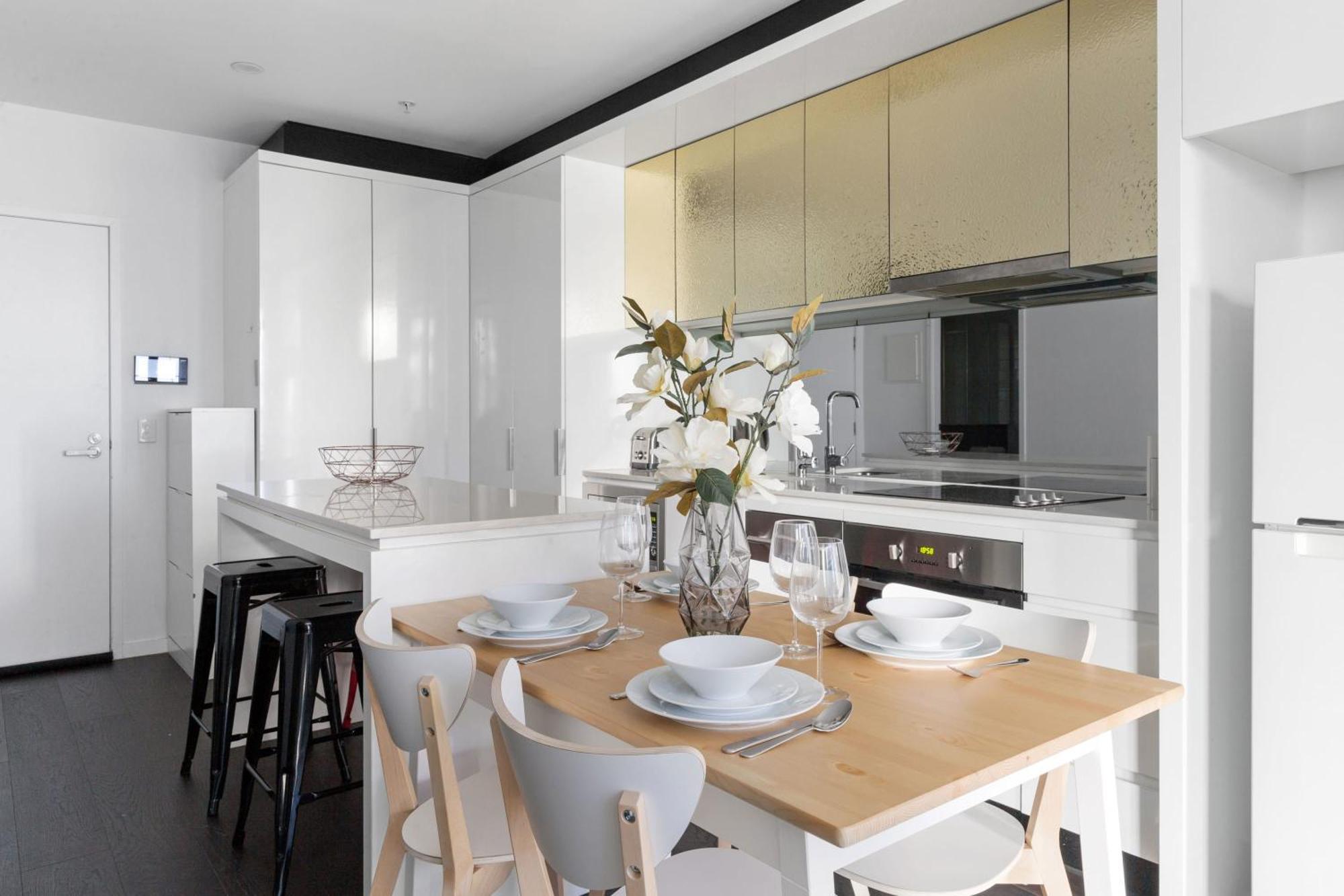 A Stylish 2br Next To Southern Cross With Views