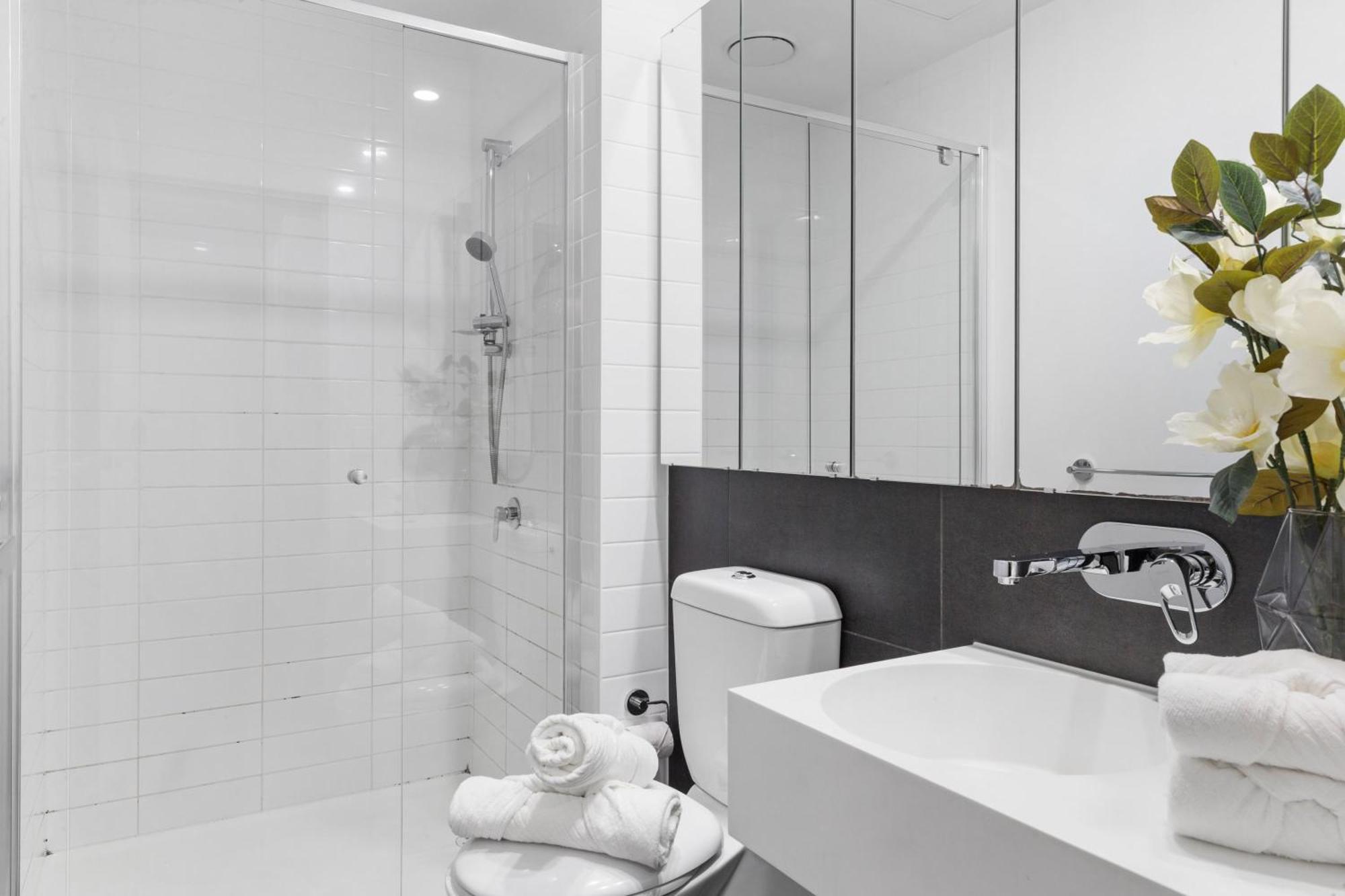 A Stylish 2br Next To Southern Cross With Views *