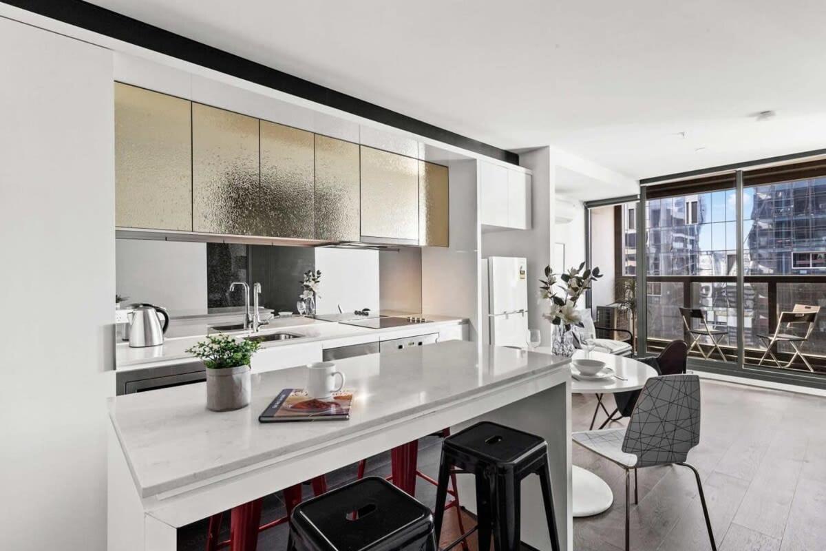 A Stylish 2br Next To Southern Cross With Views