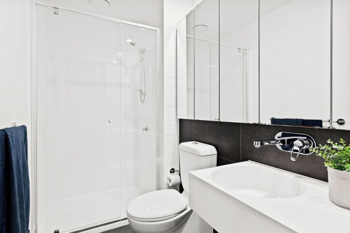 A Stylish 2br Next To Southern Cross With Views *