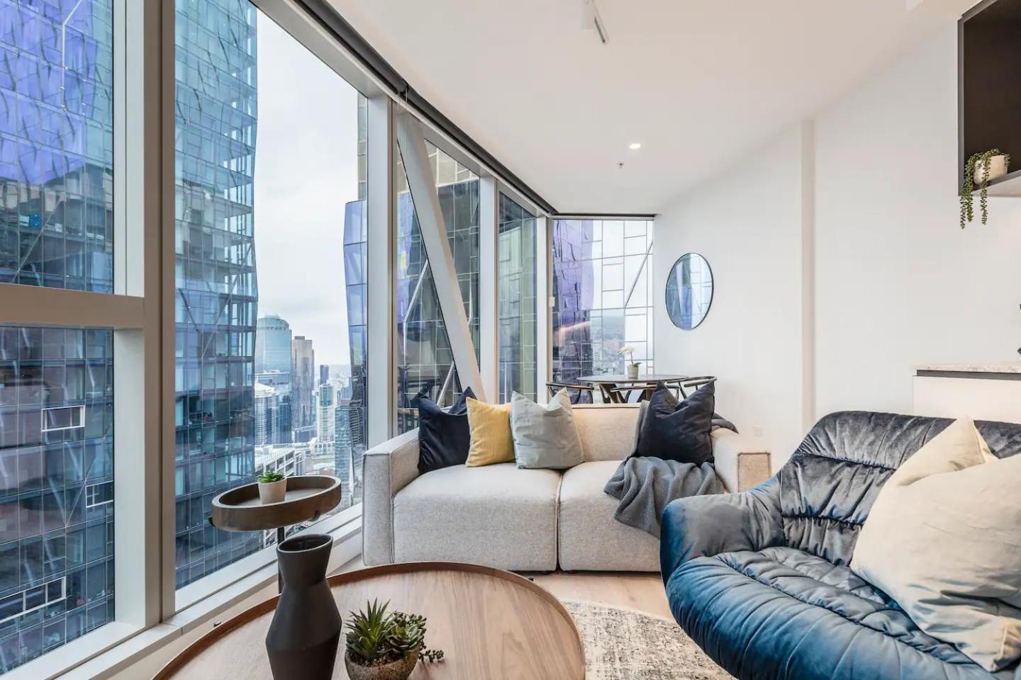 Vibrant & Lively With Stunning Views Apartment