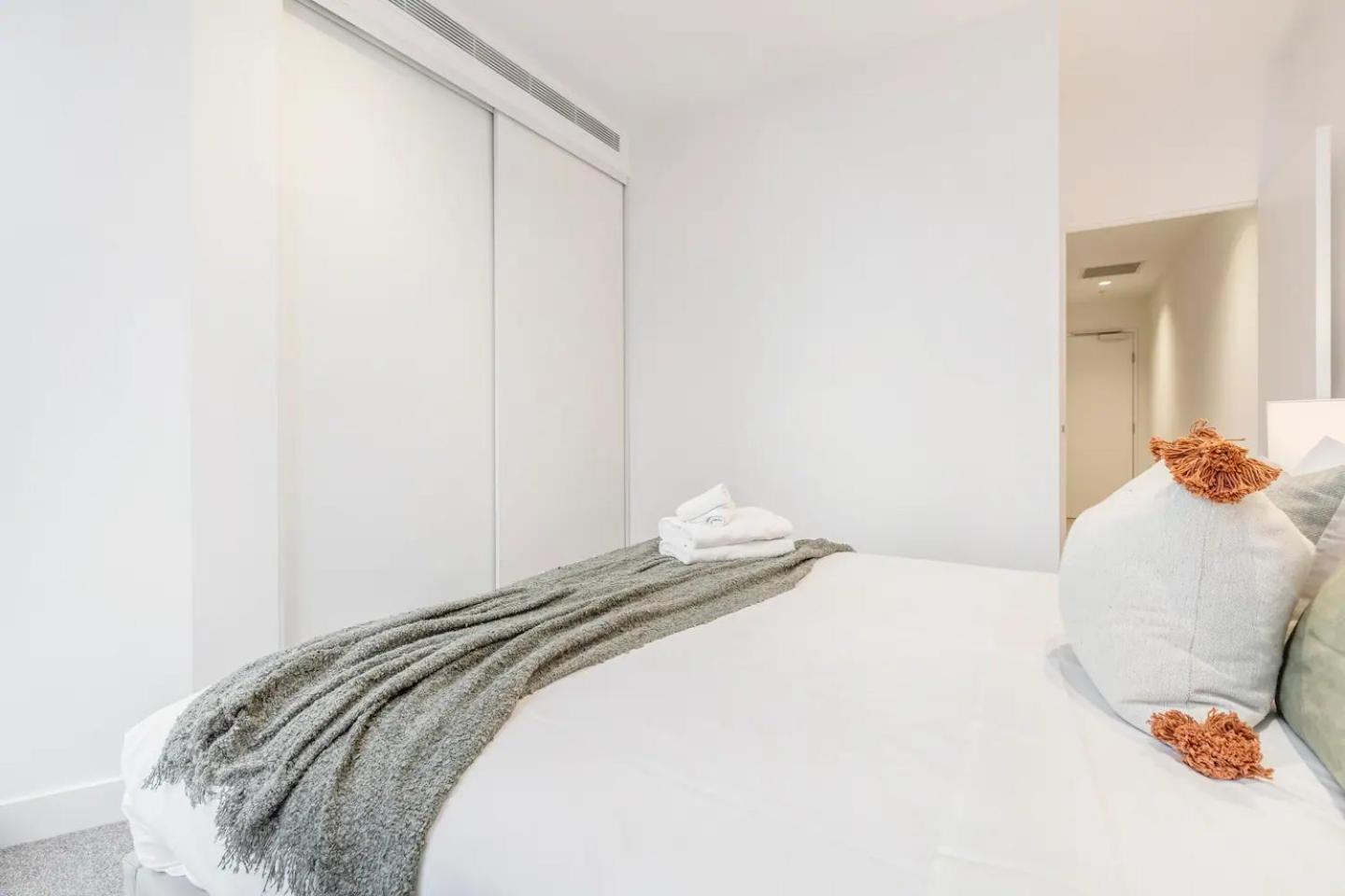 Vibrant & Lively With Stunning Views Apartment *