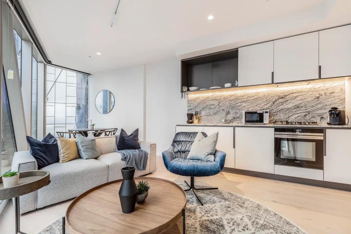 Vibrant & Lively With Stunning Views Apartment