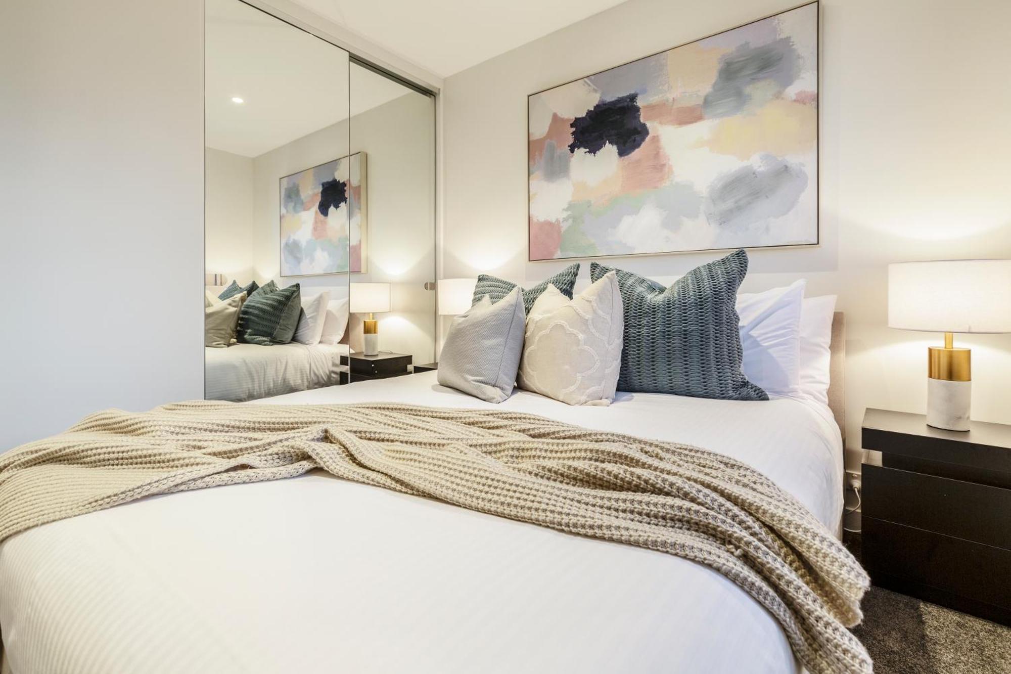 Sophisticated Designer W & Bay Views Apartment *