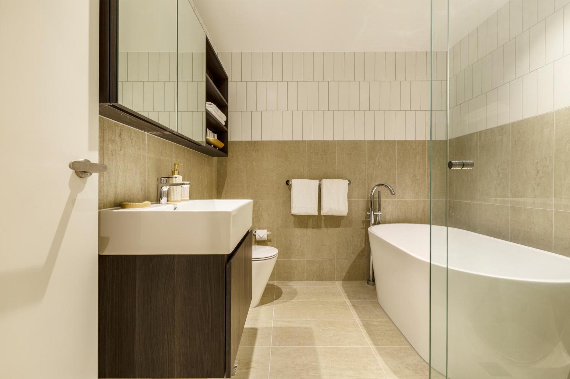 Apartment Sophisticated Designer W & Bay Views *