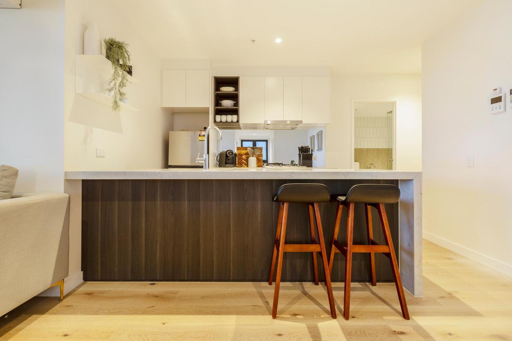 Sophisticated Designer W & Bay Views Apartment Melbourne