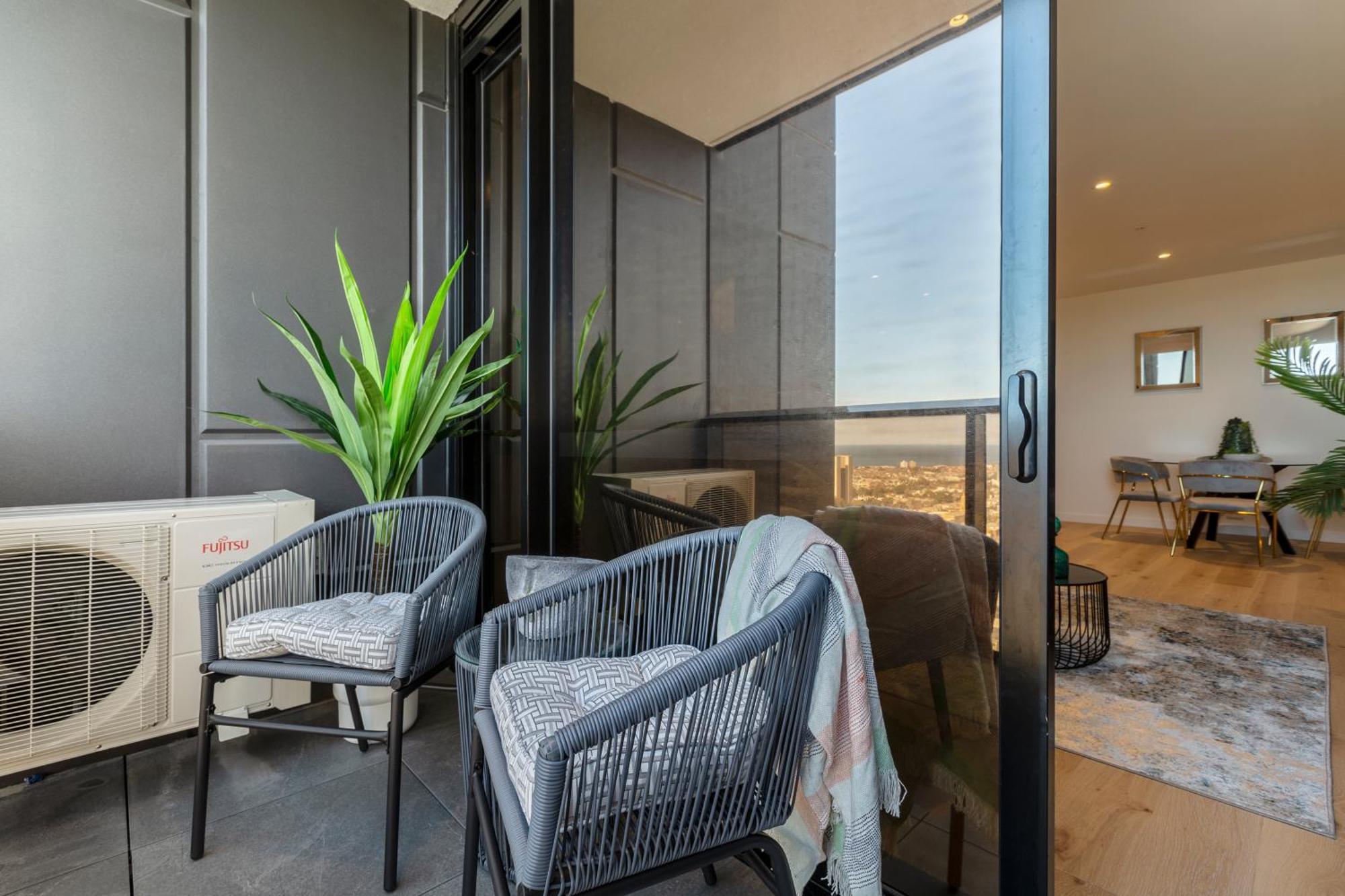 Sophisticated Designer W & Bay Views Apartment
