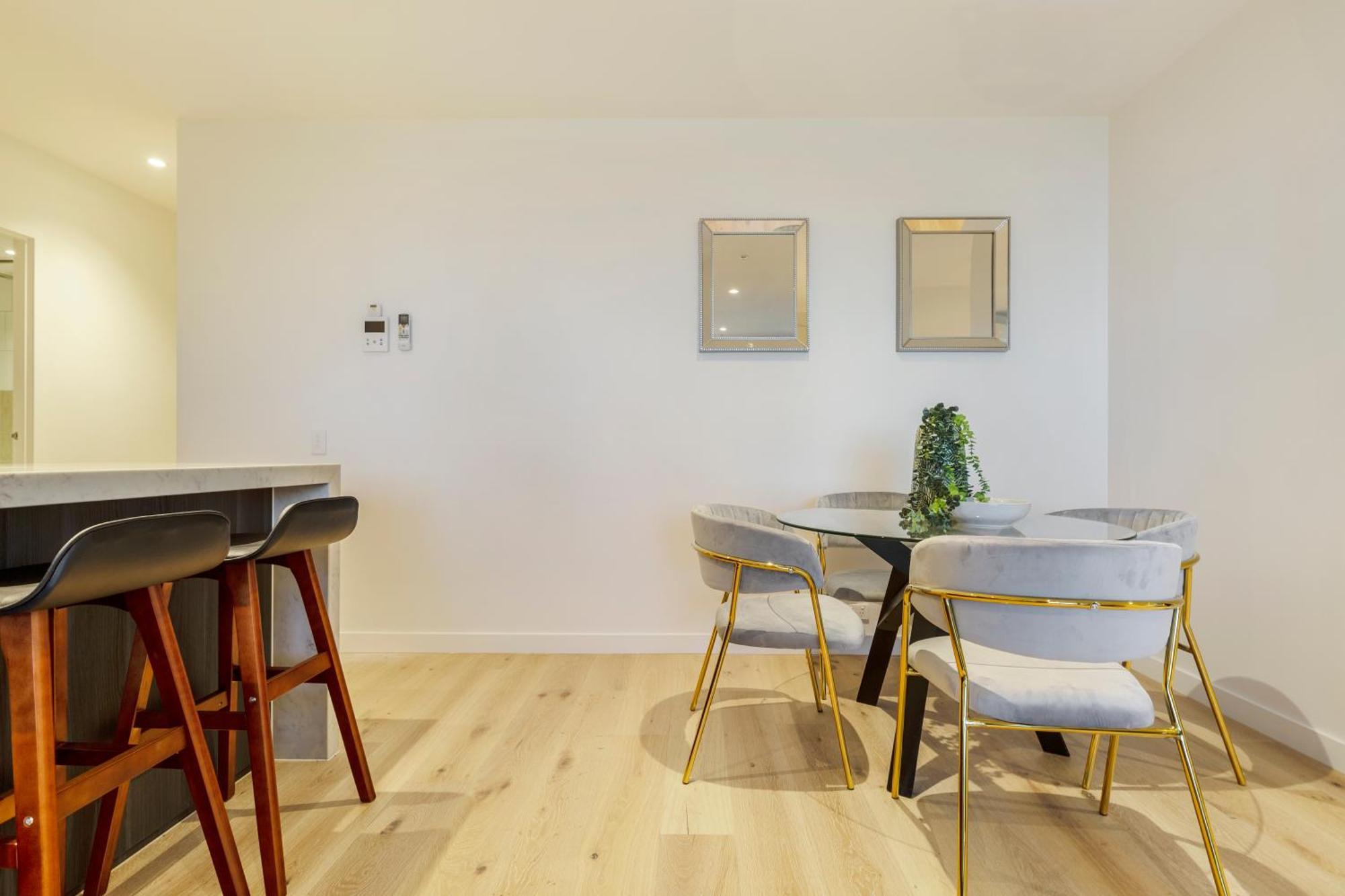 Sophisticated Designer W & Bay Views *