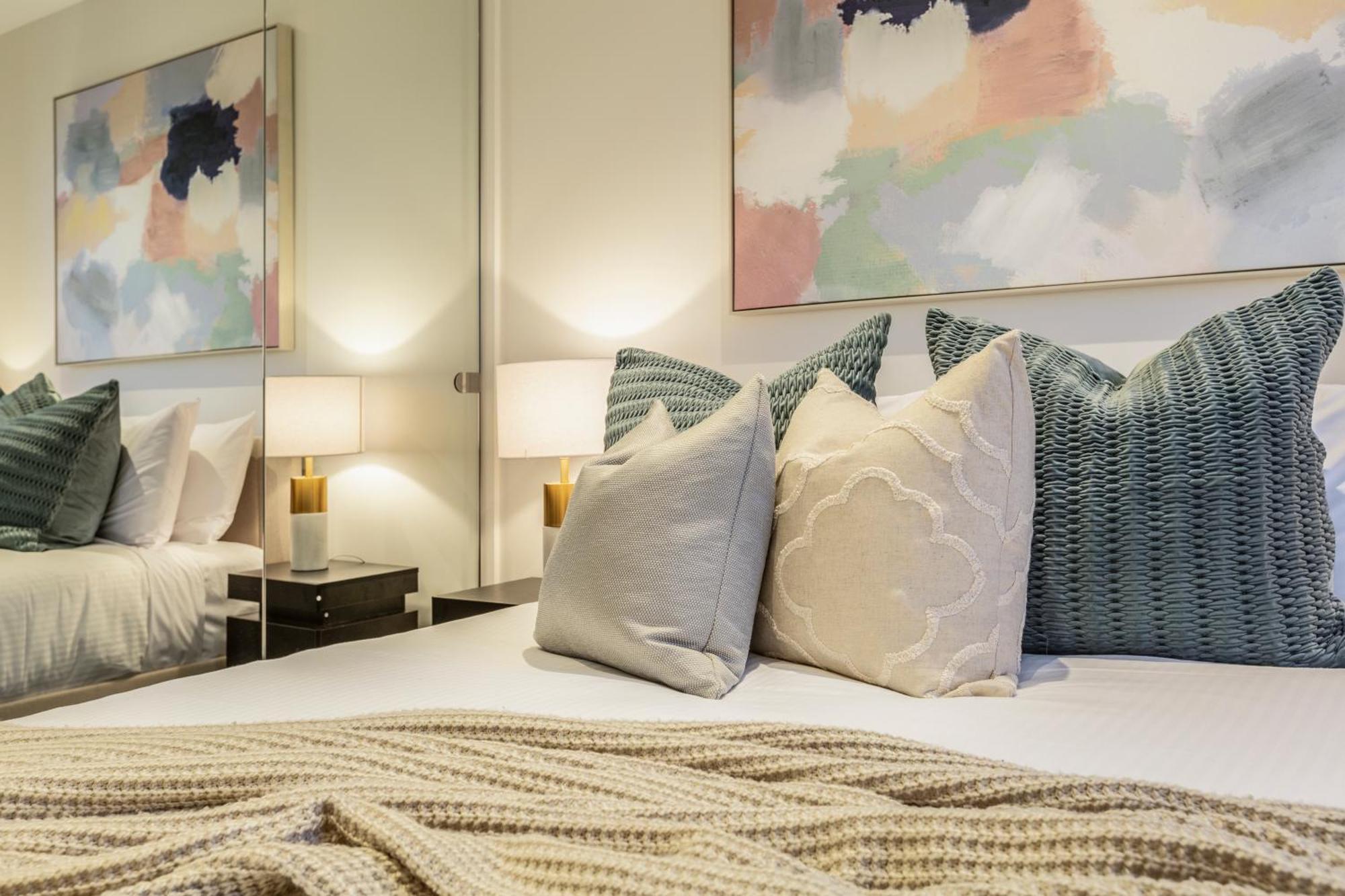 Sophisticated Designer W & Bay Views Melbourne