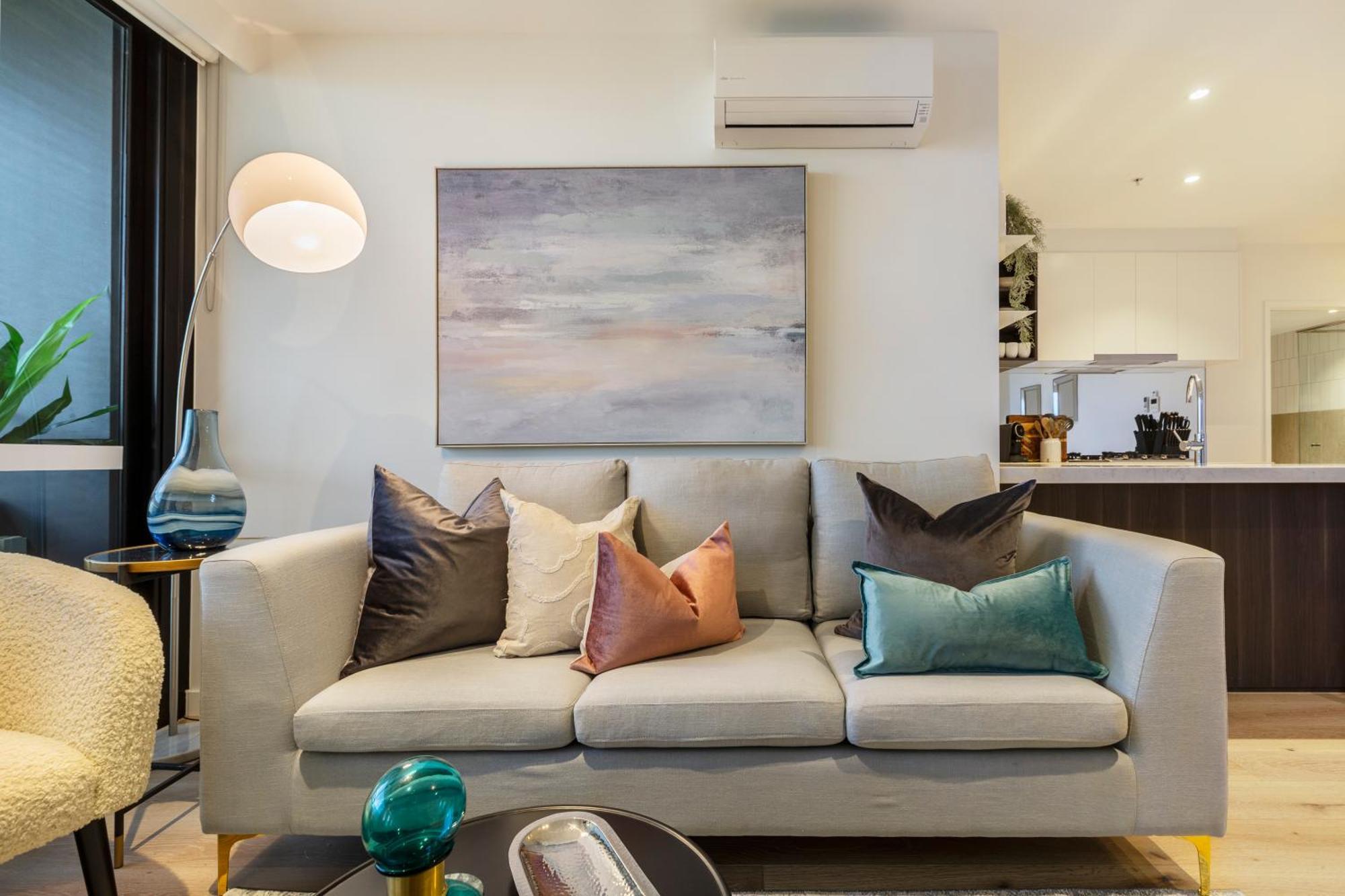 Sophisticated Designer W & Bay Views Apartment Melbourne