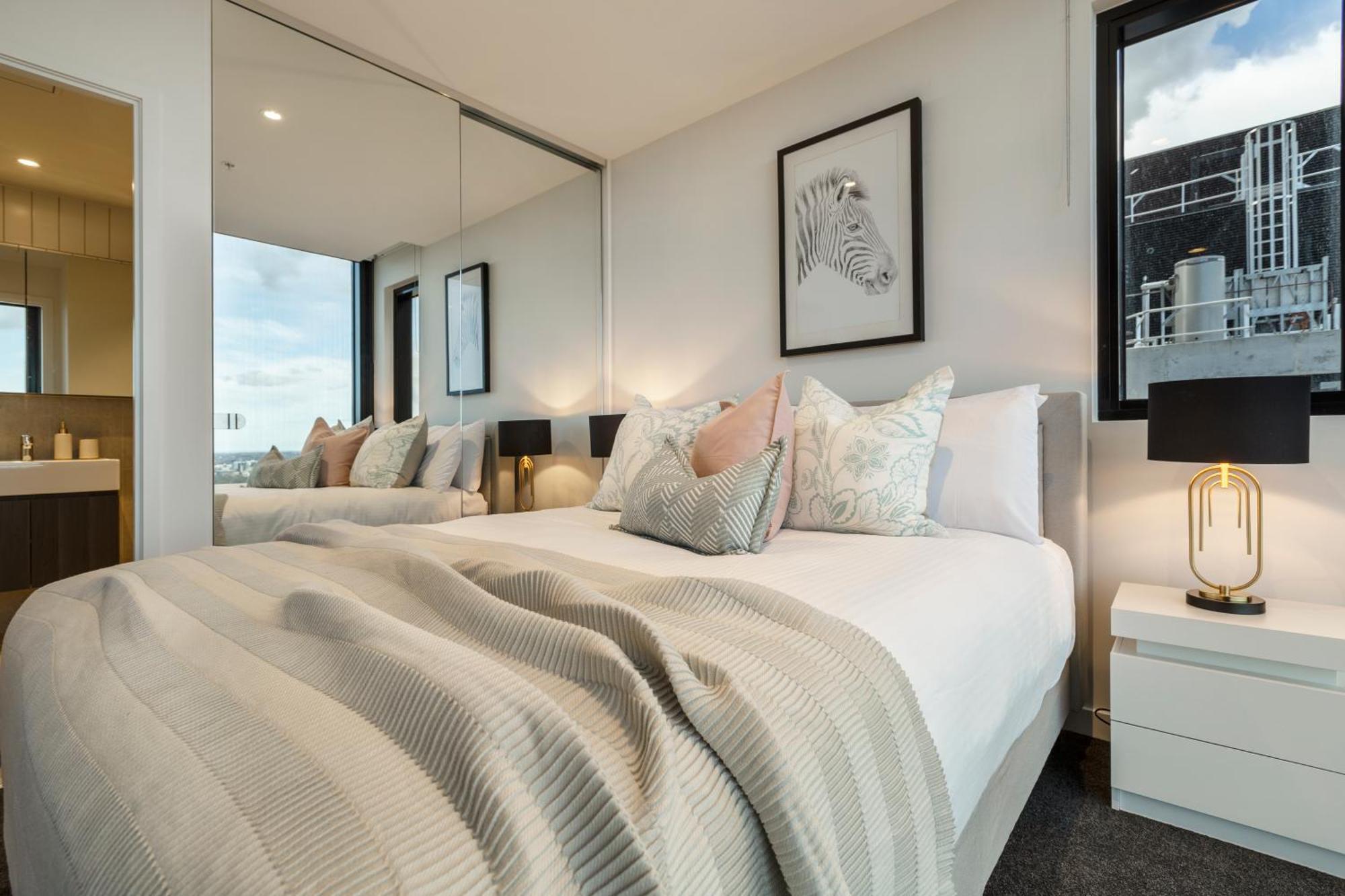 Sophisticated Designer W & Bay Views *
