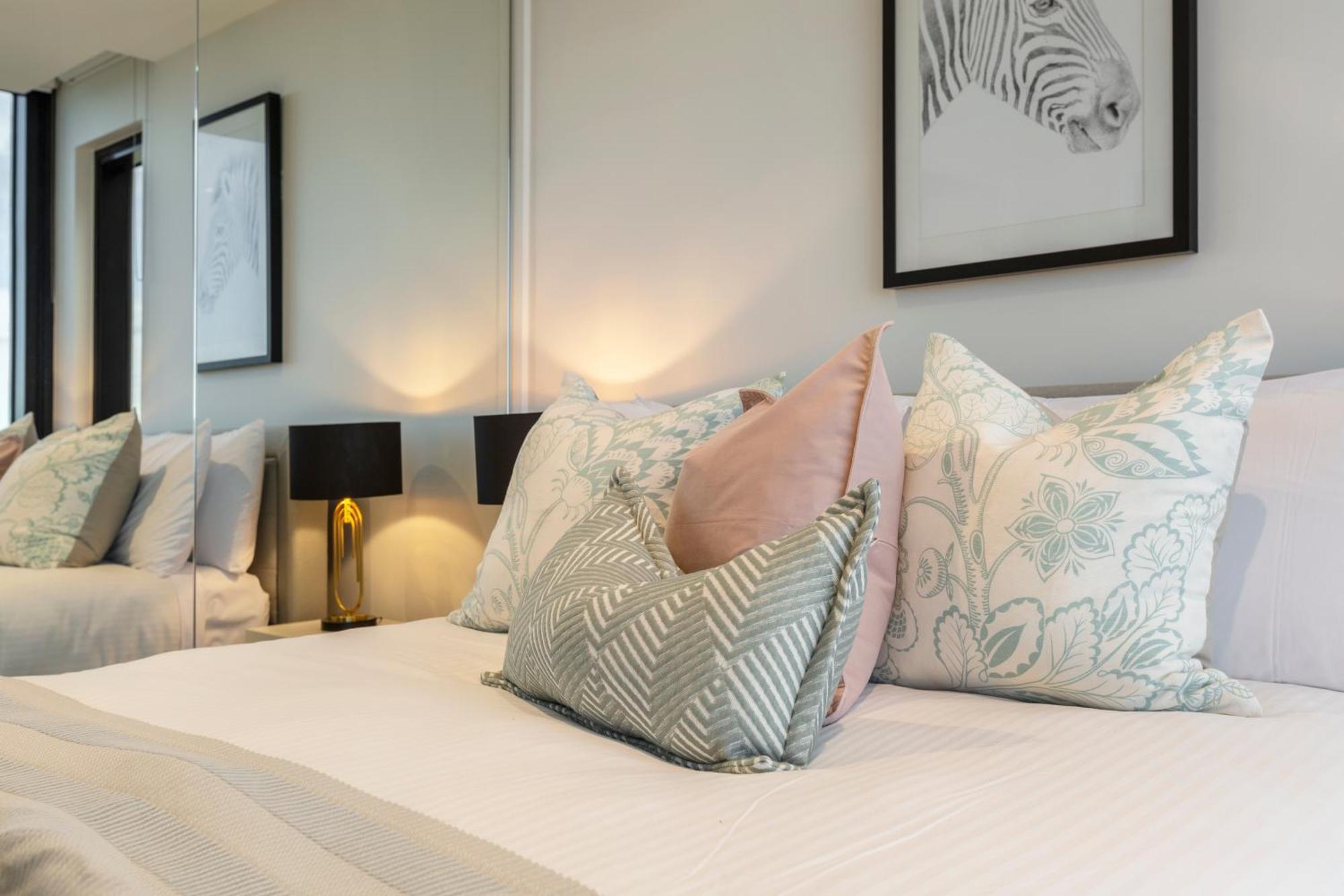 Sophisticated Designer W & Bay Views Apartment Melbourne