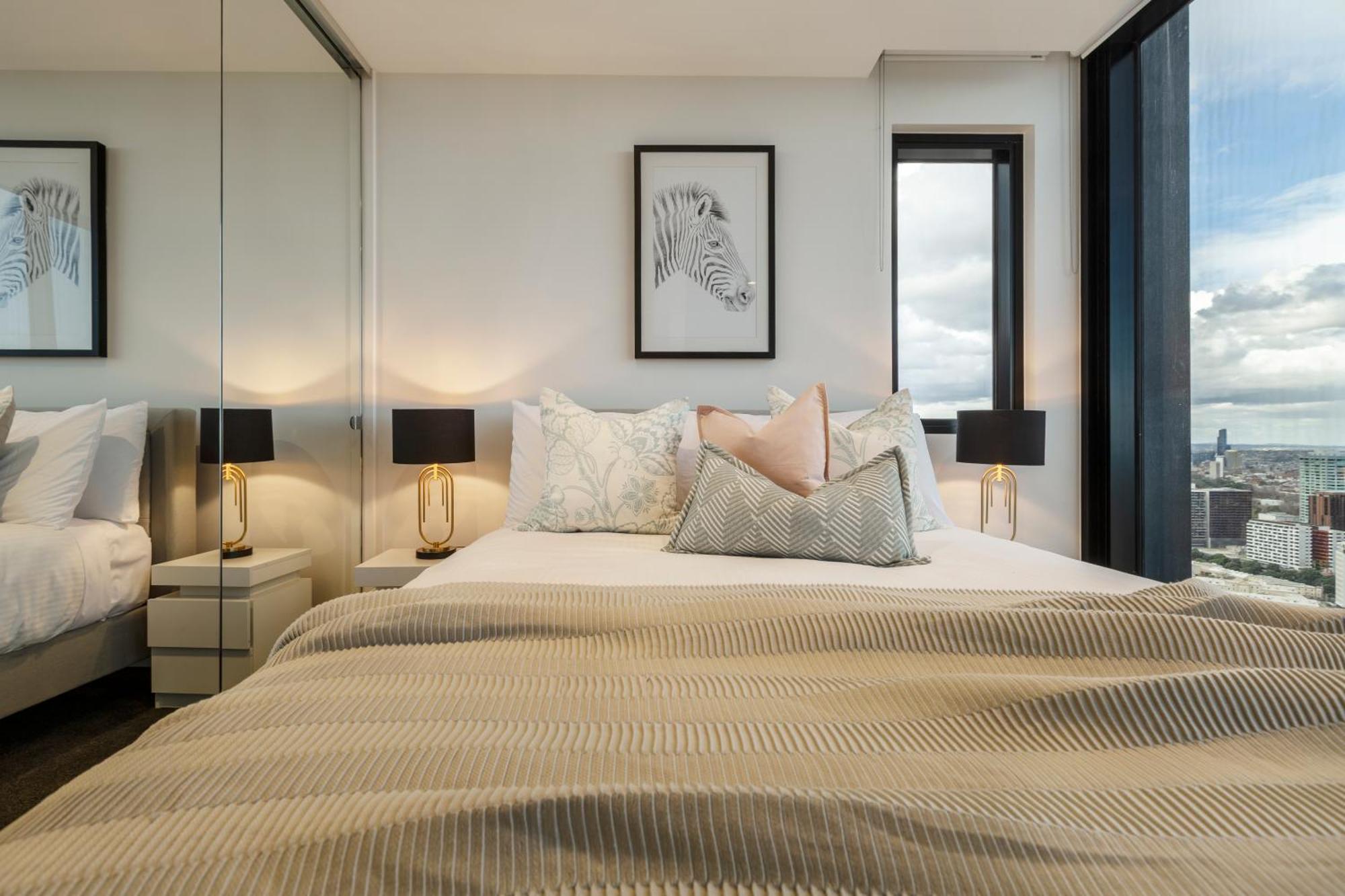 Sophisticated Designer W & Bay Views Apartment