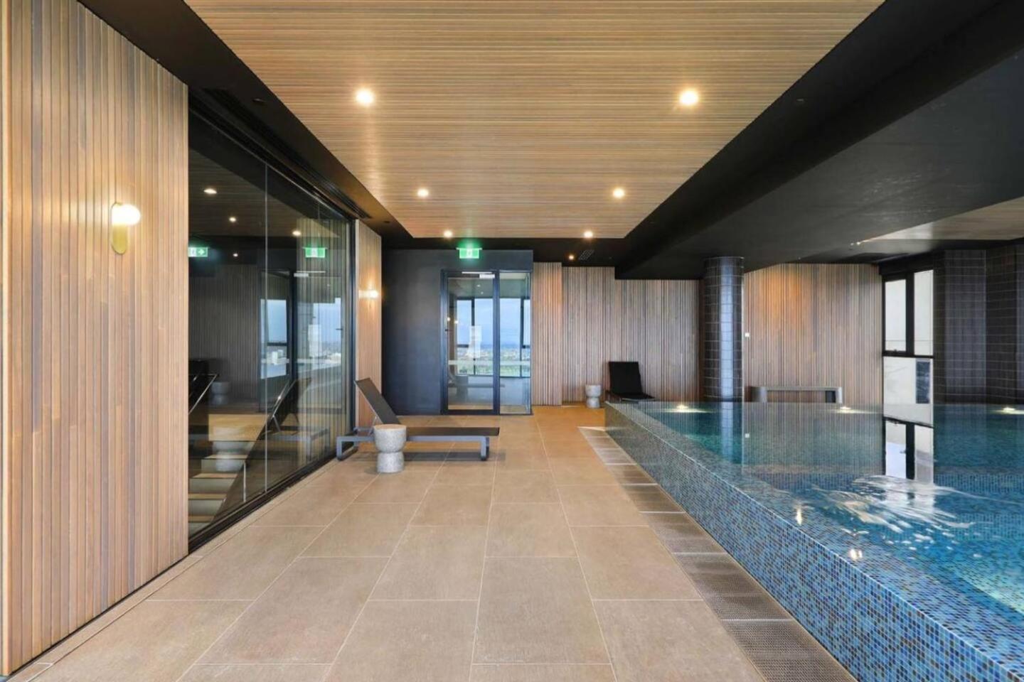 Luxury Sky-high W Stunning Views & Parking * Melbourne