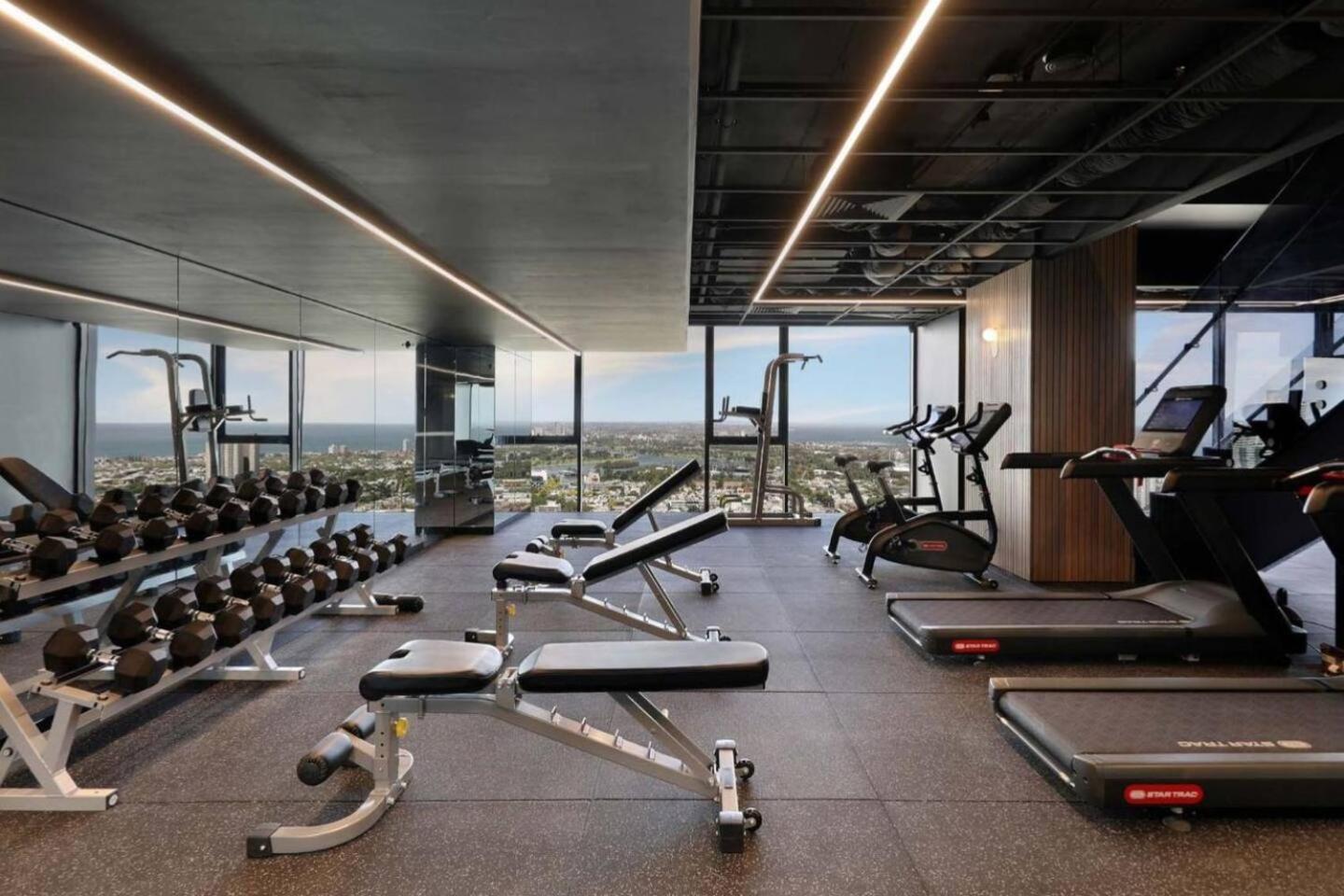 Apartment Luxury Sky-high W Stunning Views & Parking *