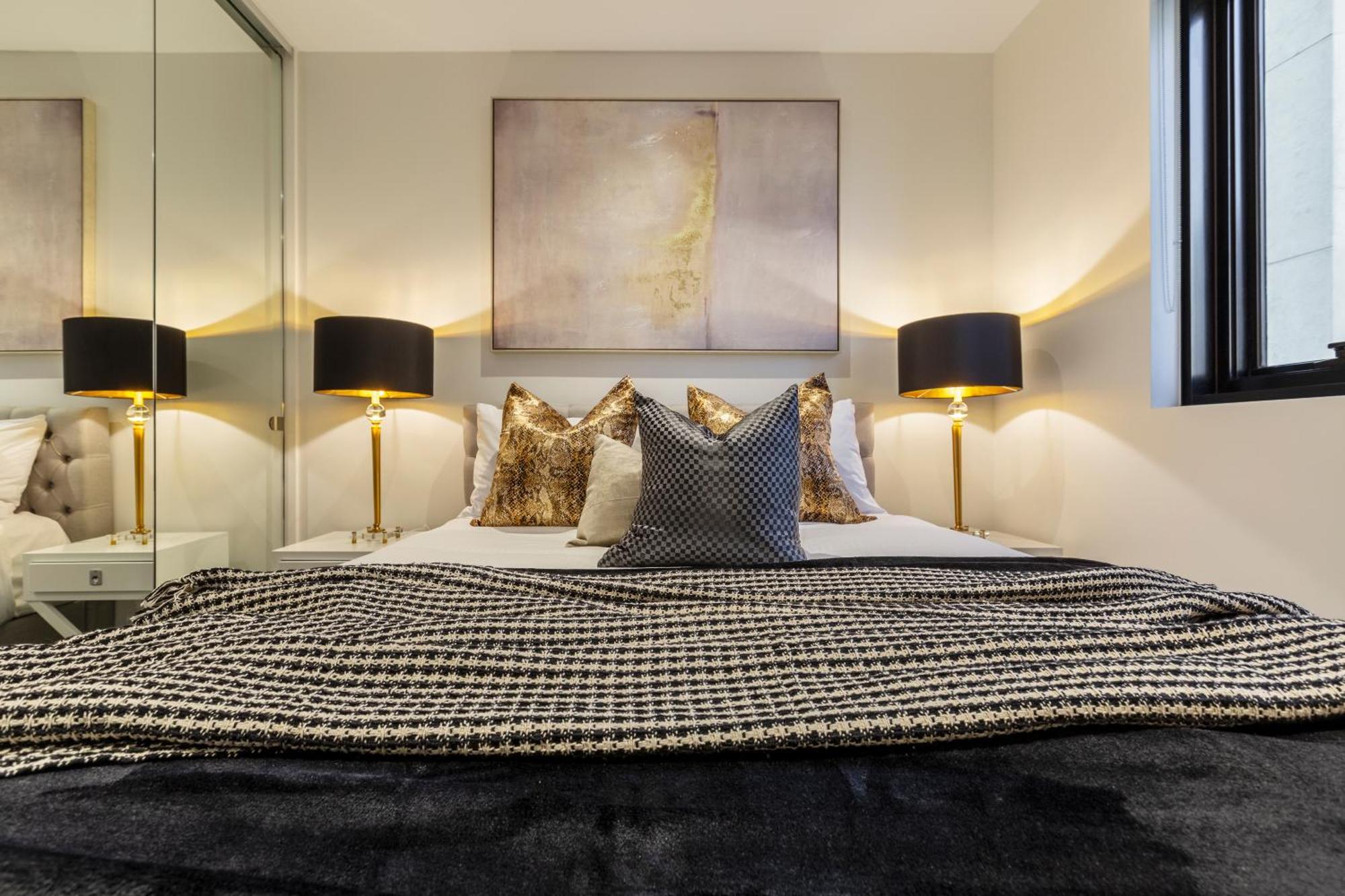 Luxury Sky-high W Stunning Views & Parking Apartment *