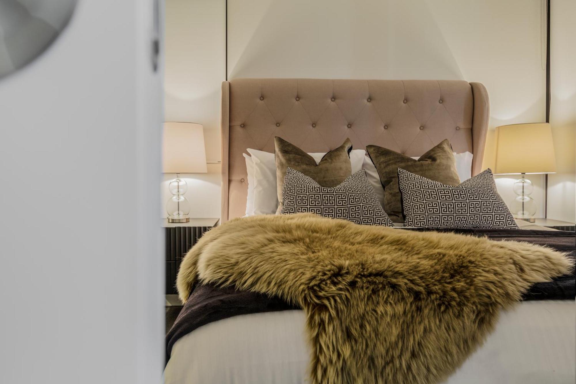 Luxury Sky-high W Stunning Views & Parking Apartment Melbourne