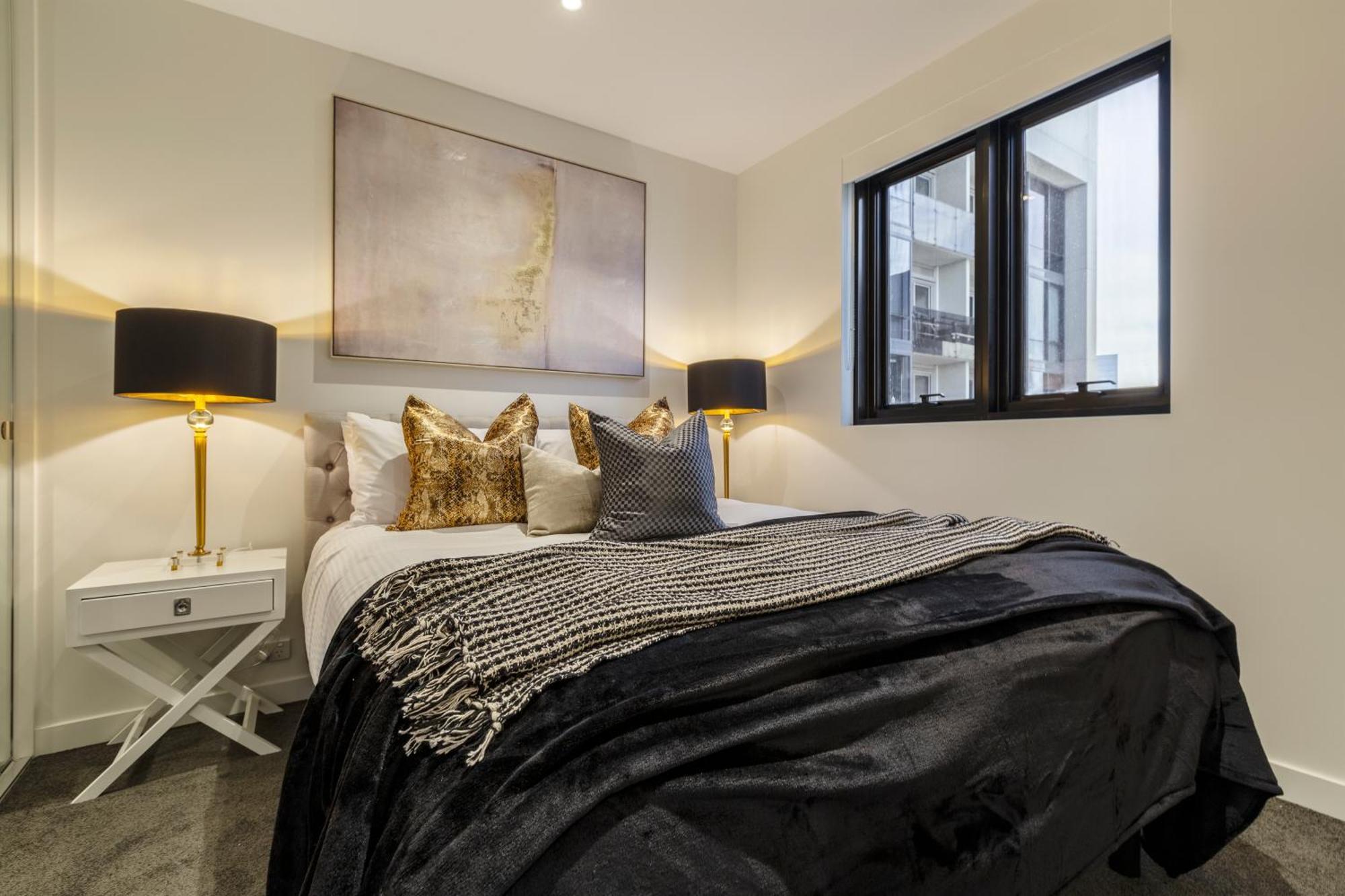 Luxury Sky-high W Stunning Views & Parking *