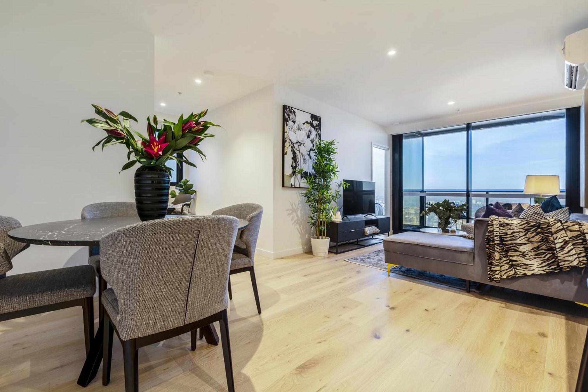 Luxury Sky-high W Stunning Views & Parking Melbourne