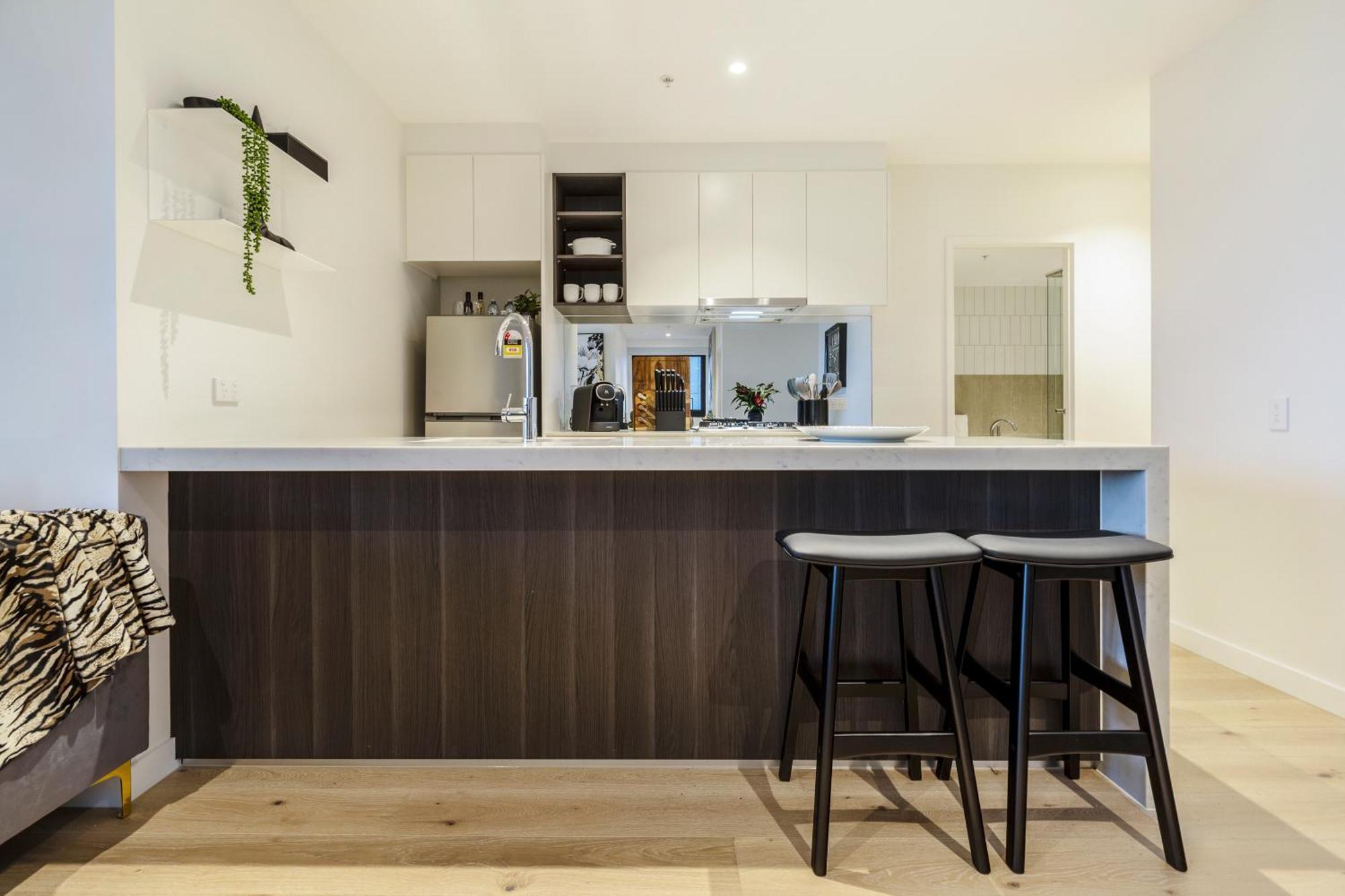 Luxury Sky-high W Stunning Views & Parking Apartment