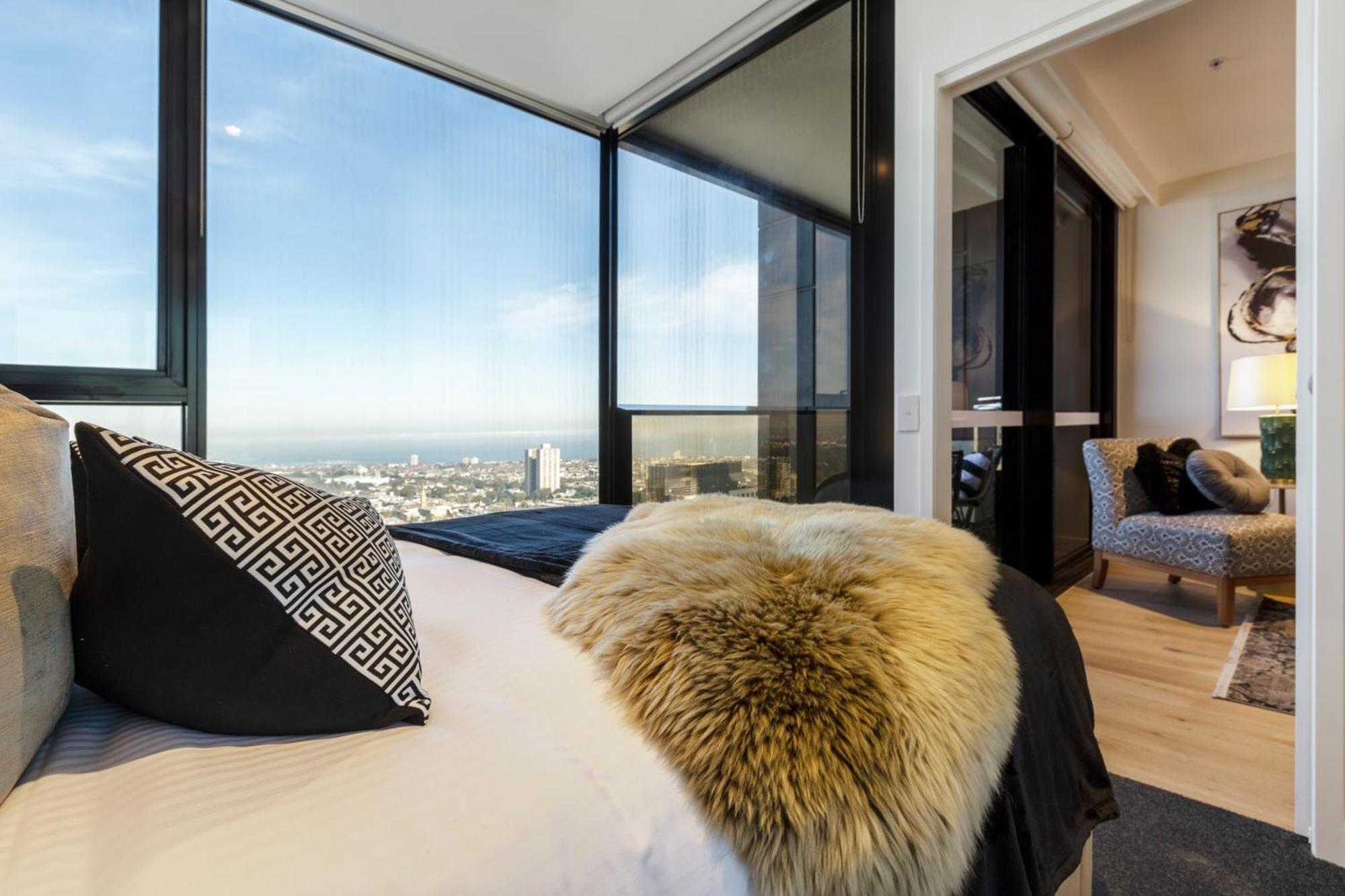 Luxury Sky-high W Stunning Views & Parking *