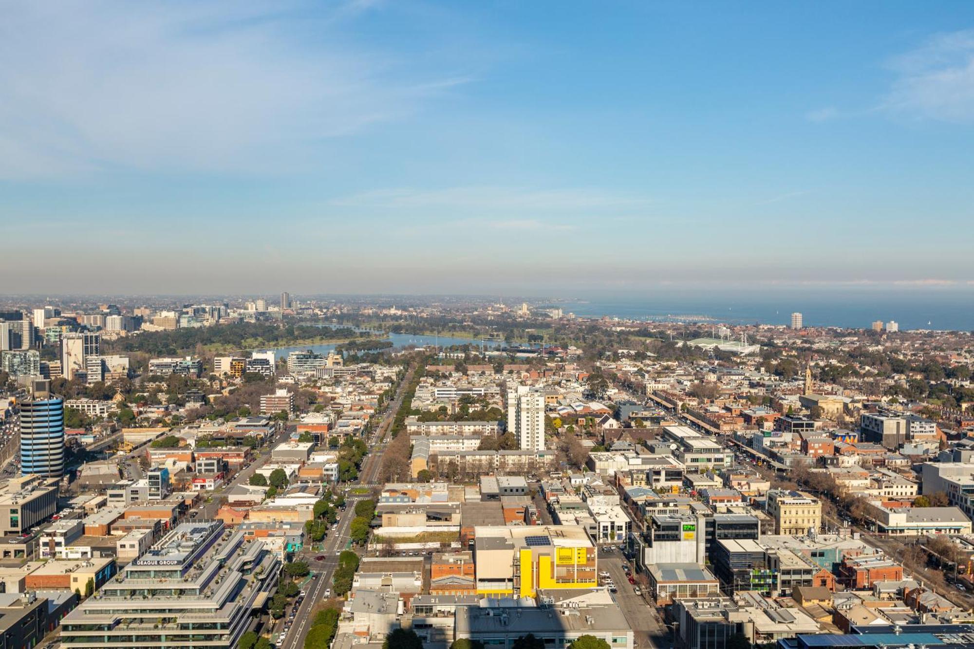 Luxury Sky-high W Stunning Views & Parking Apartment Melbourne