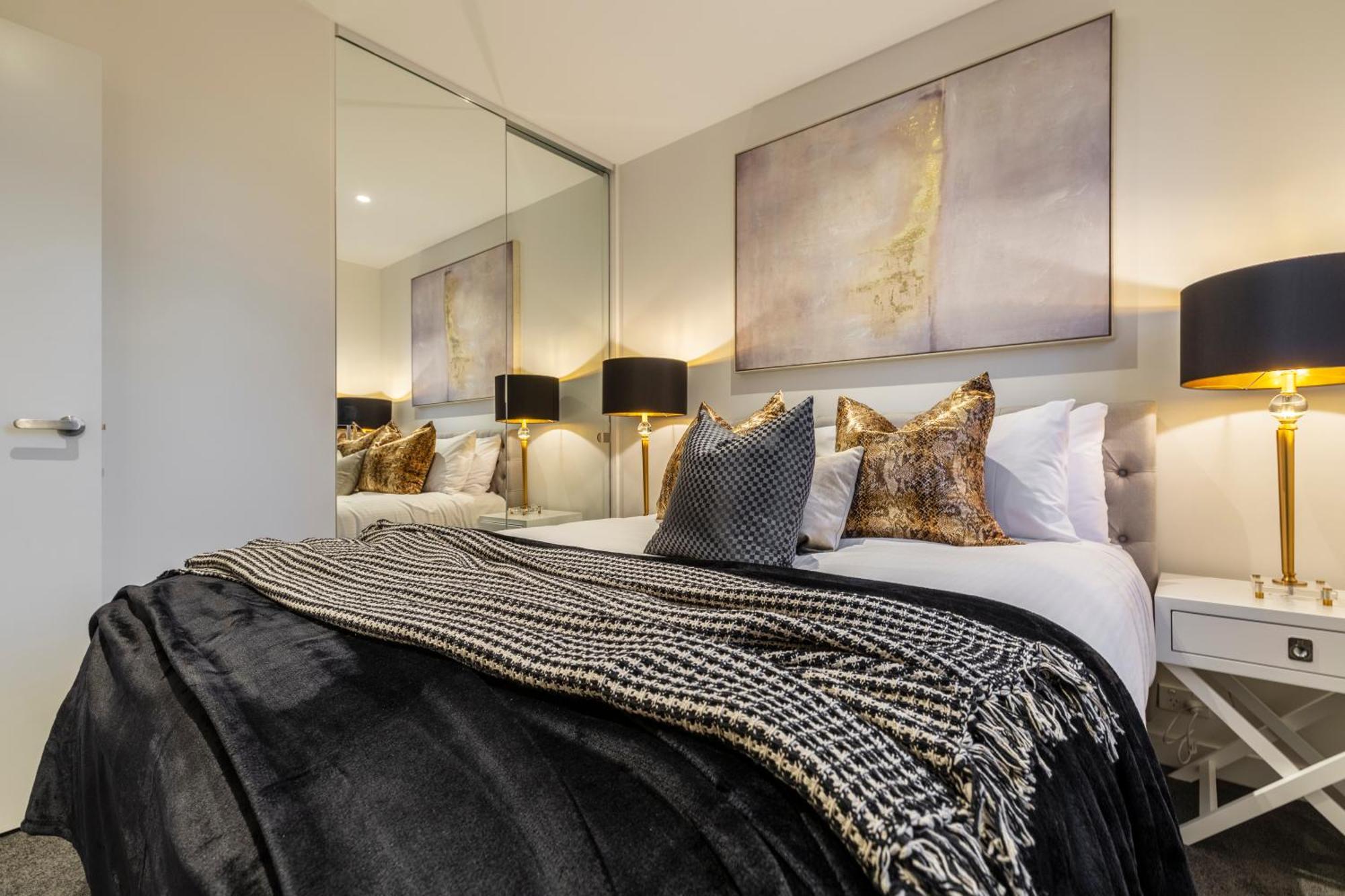 Luxury Sky-high W Stunning Views & Parking *