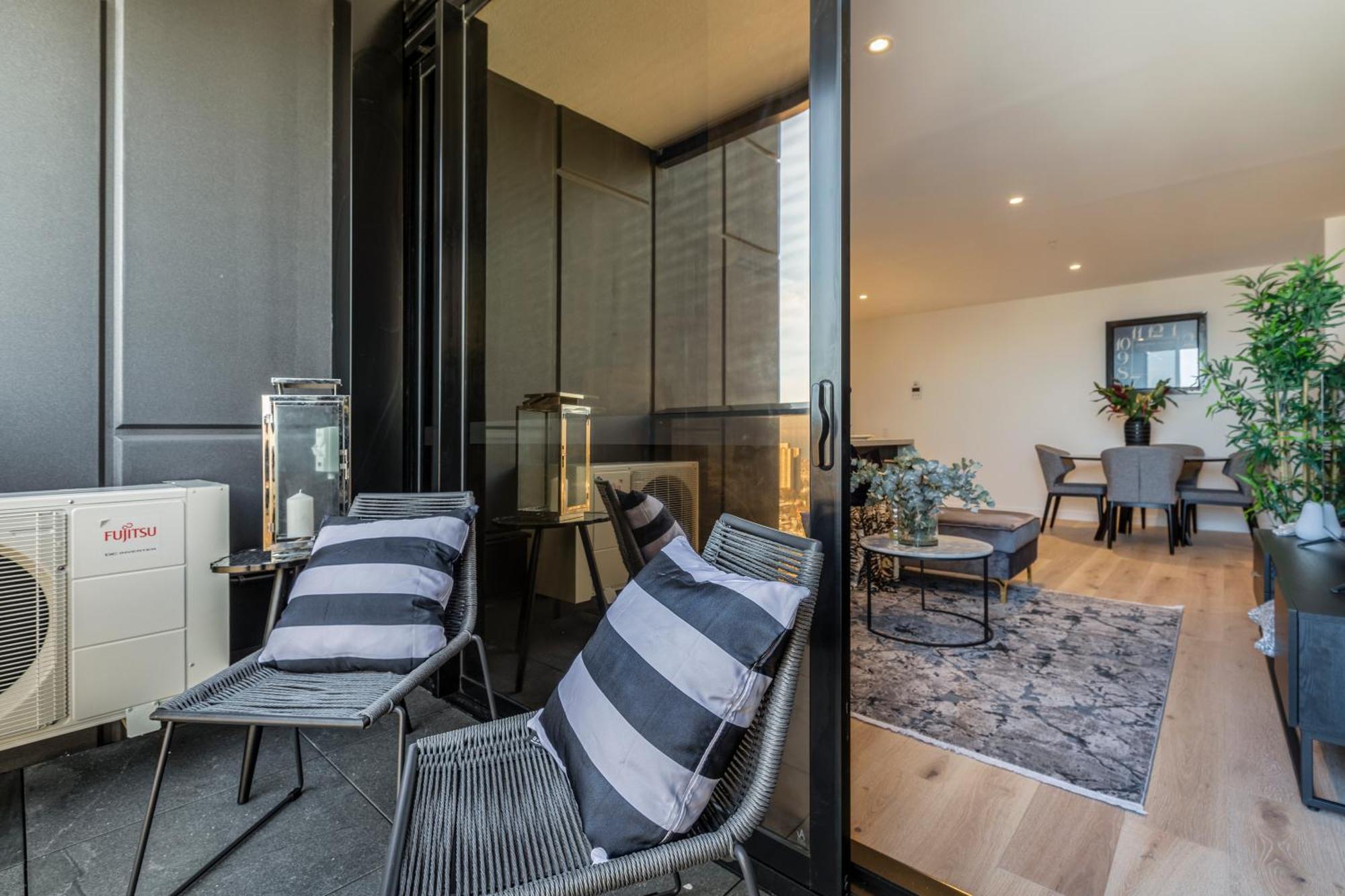 Apartment Luxury Sky-high W Stunning Views & Parking