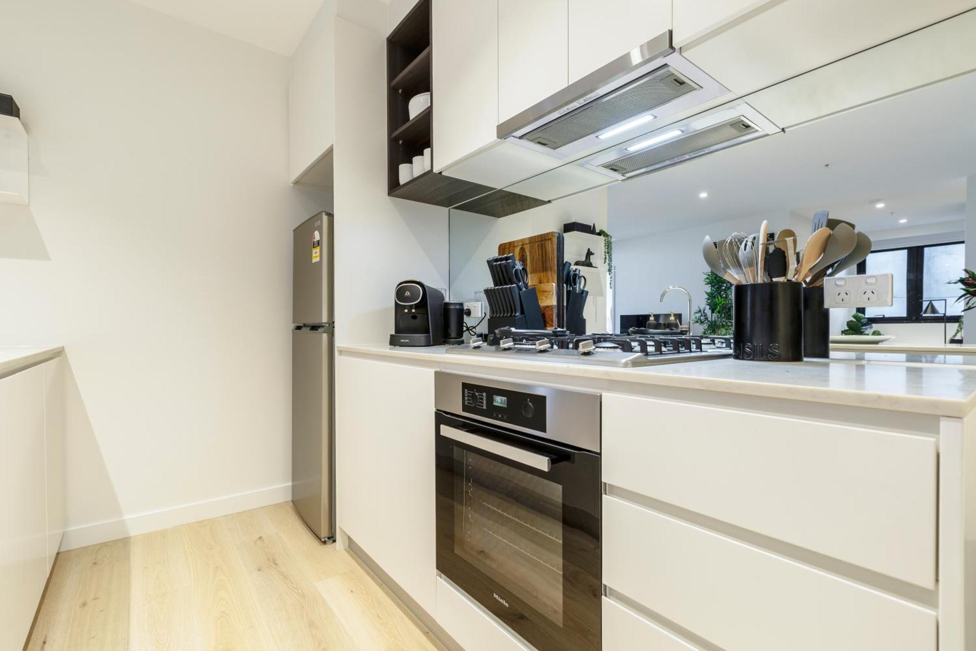 Luxury Sky-high W Stunning Views & Parking Apartment