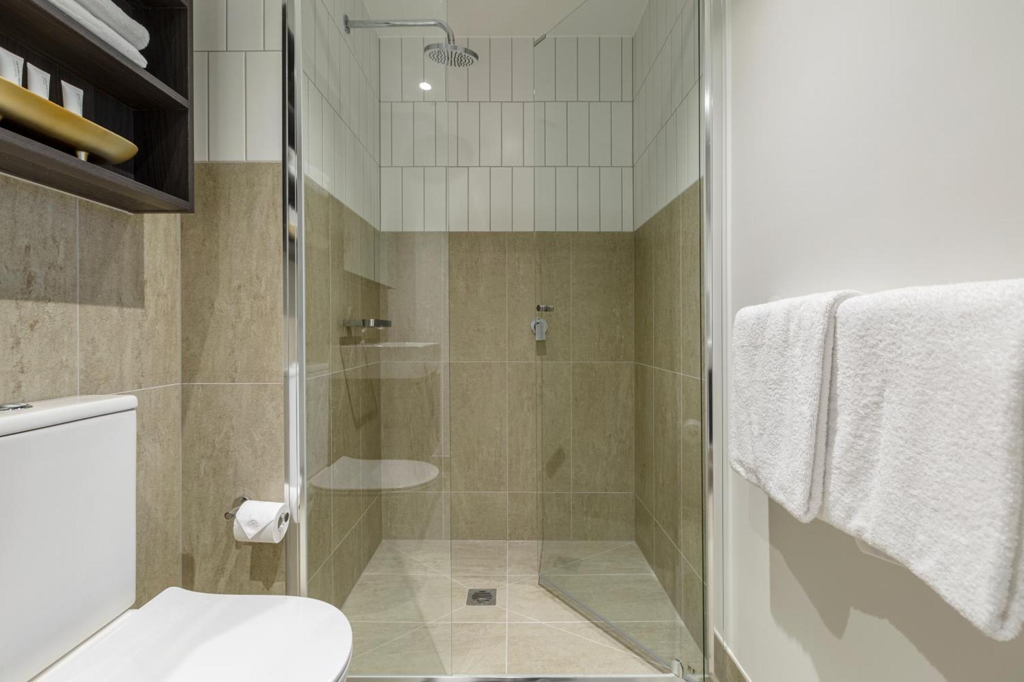 Apartment Luxury Sky-high W Stunning Views & Parking *