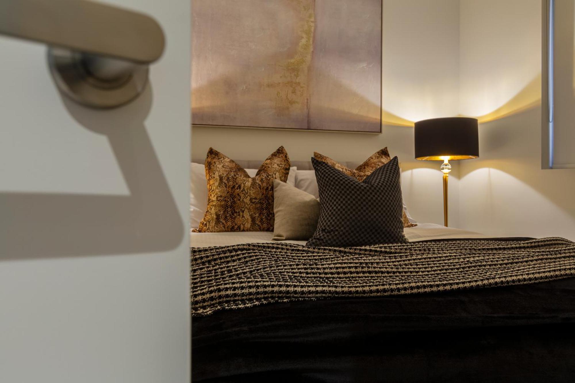 Luxury Sky-high W Stunning Views & Parking