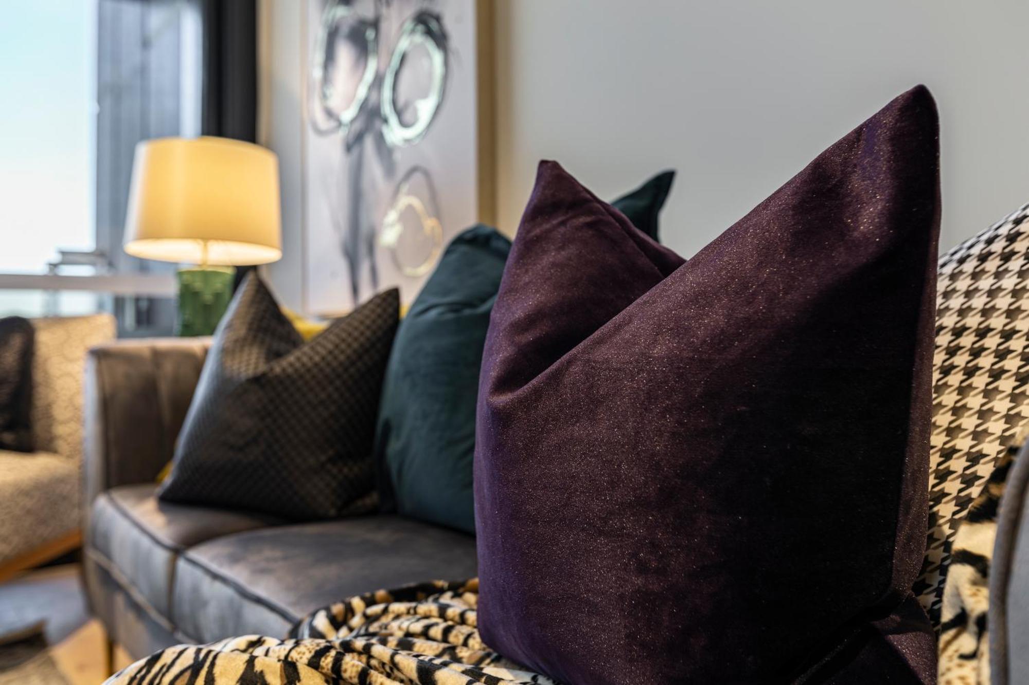 Apartment Luxury Sky-high W Stunning Views & Parking *