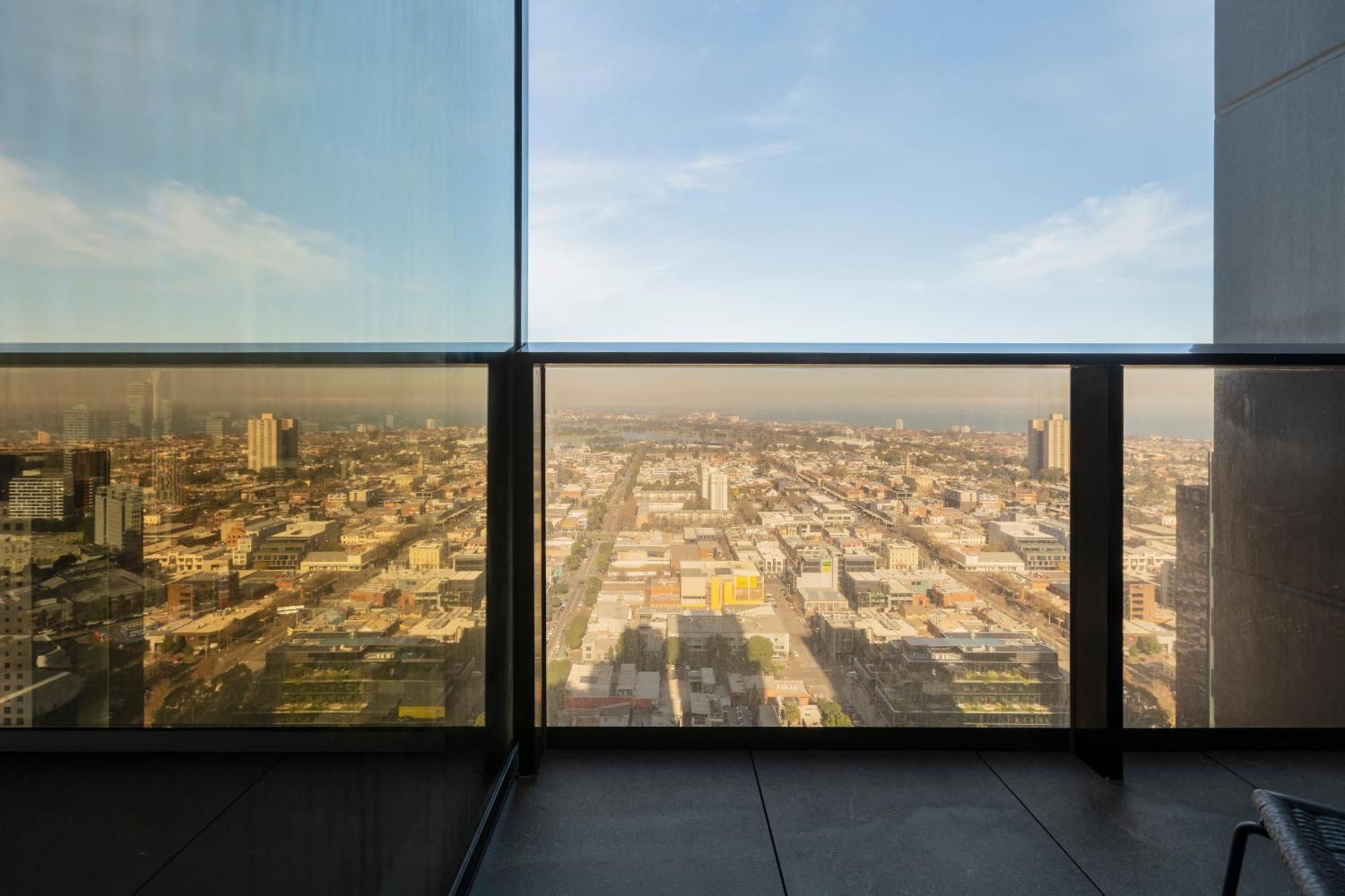 Luxury Sky-high W Stunning Views & Parking
