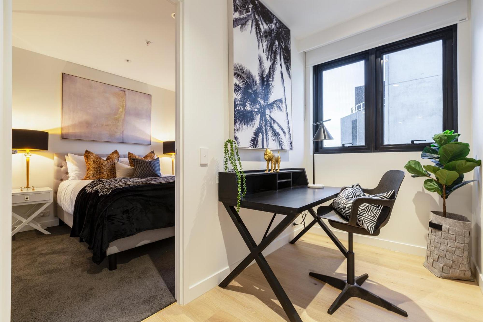 Luxury Sky-high W Stunning Views & Parking Apartment