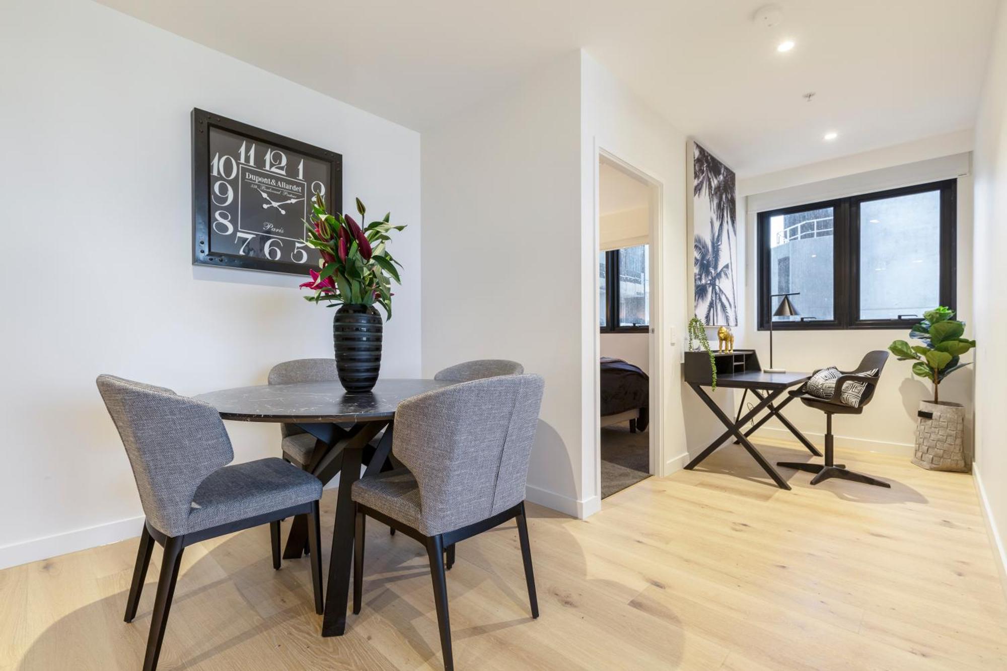 Luxury Sky-high W Stunning Views & Parking *