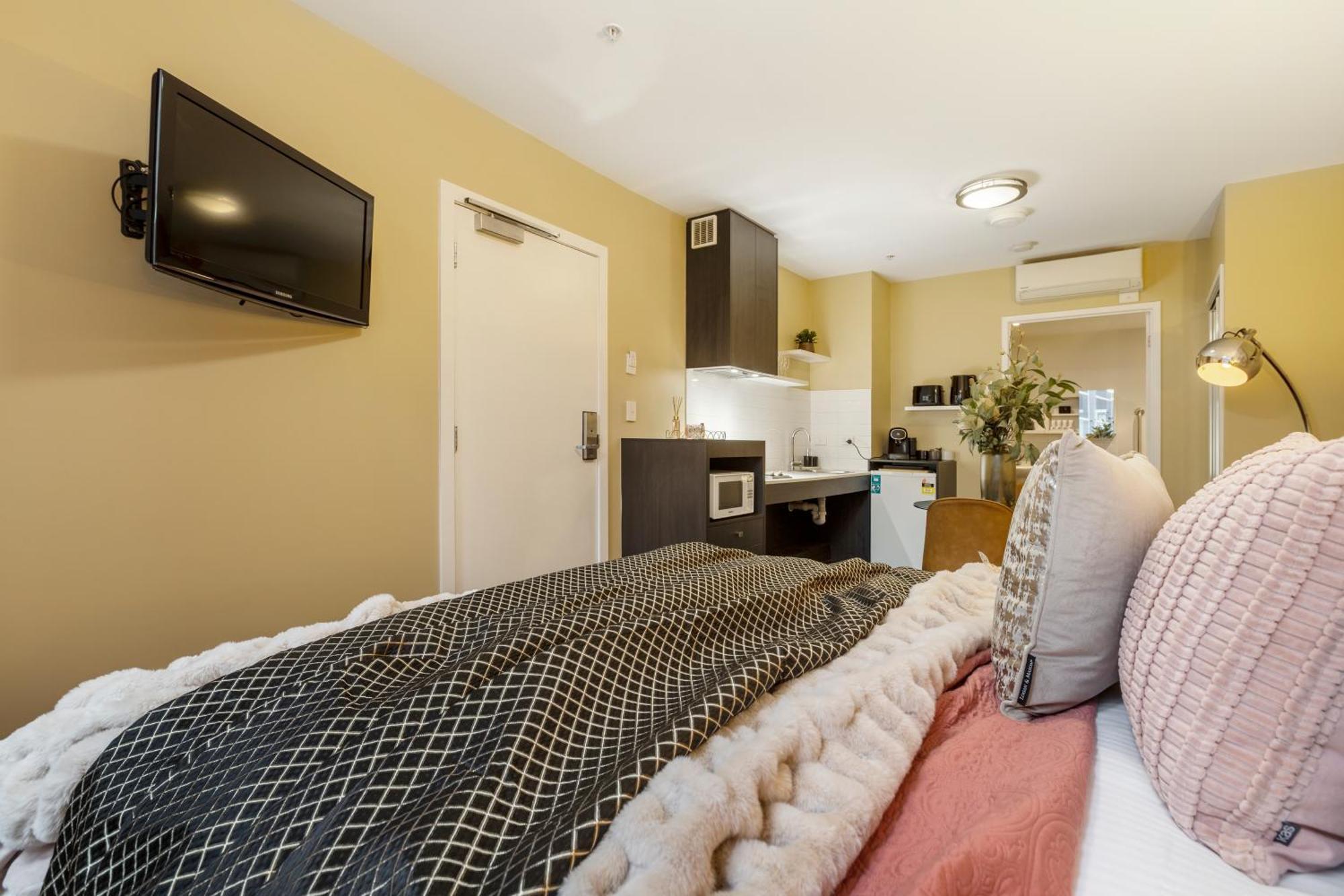 Boutique Retreat In Heart Of Cbd Mobility-friendly Apartment Melbourne