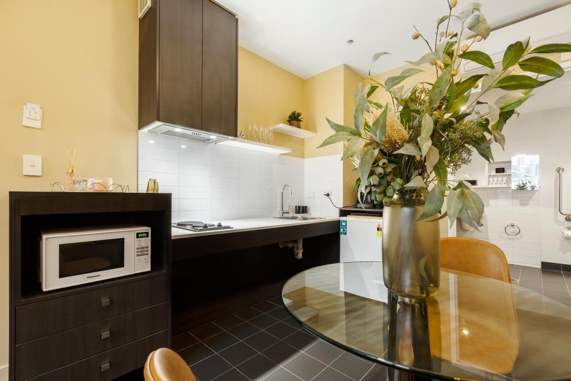 Boutique Retreat In Heart Of Cbd Mobility-friendly Apartment