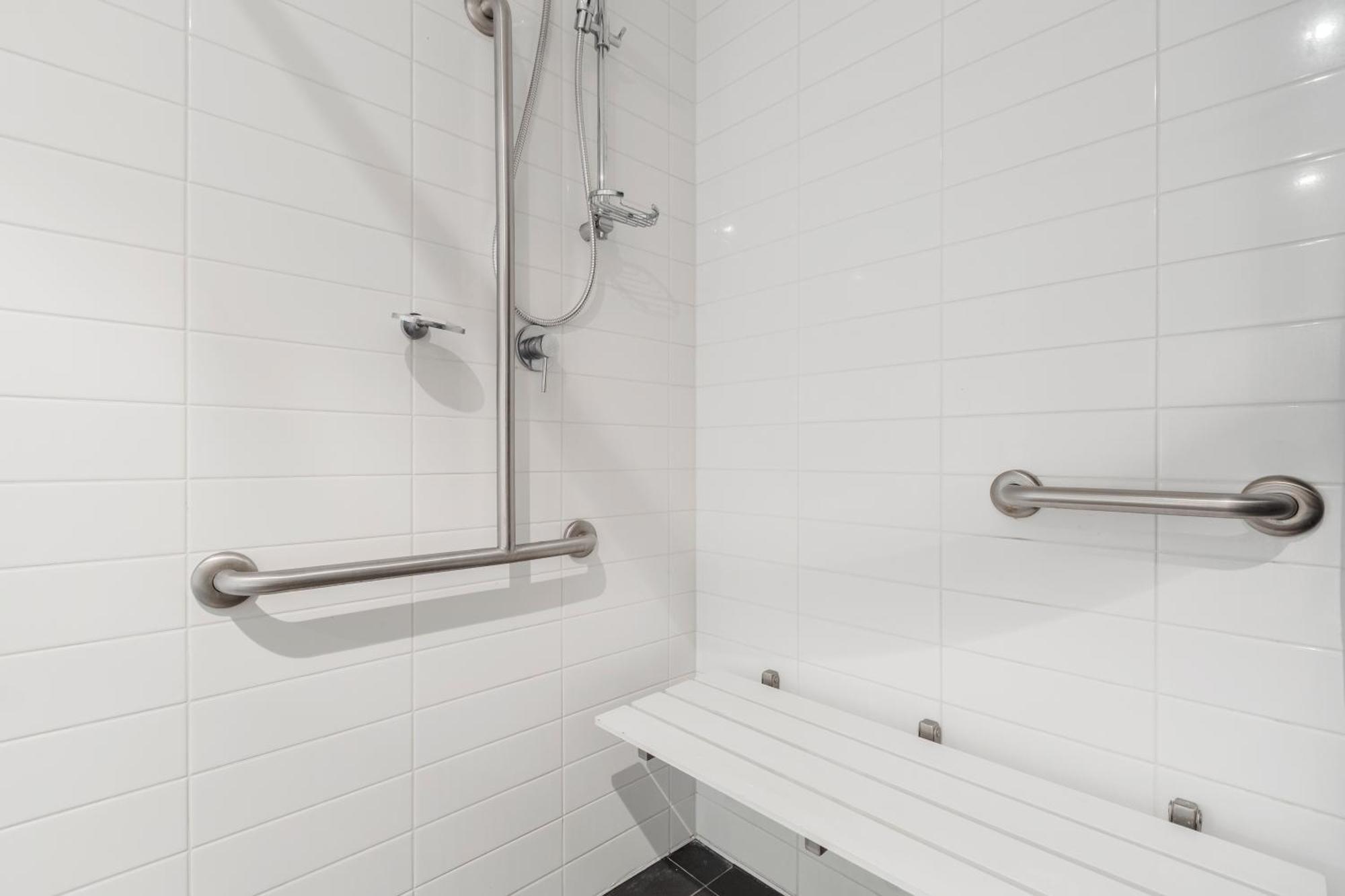 Boutique Retreat In Heart Of Cbd Mobility-friendly Apartment Melbourne