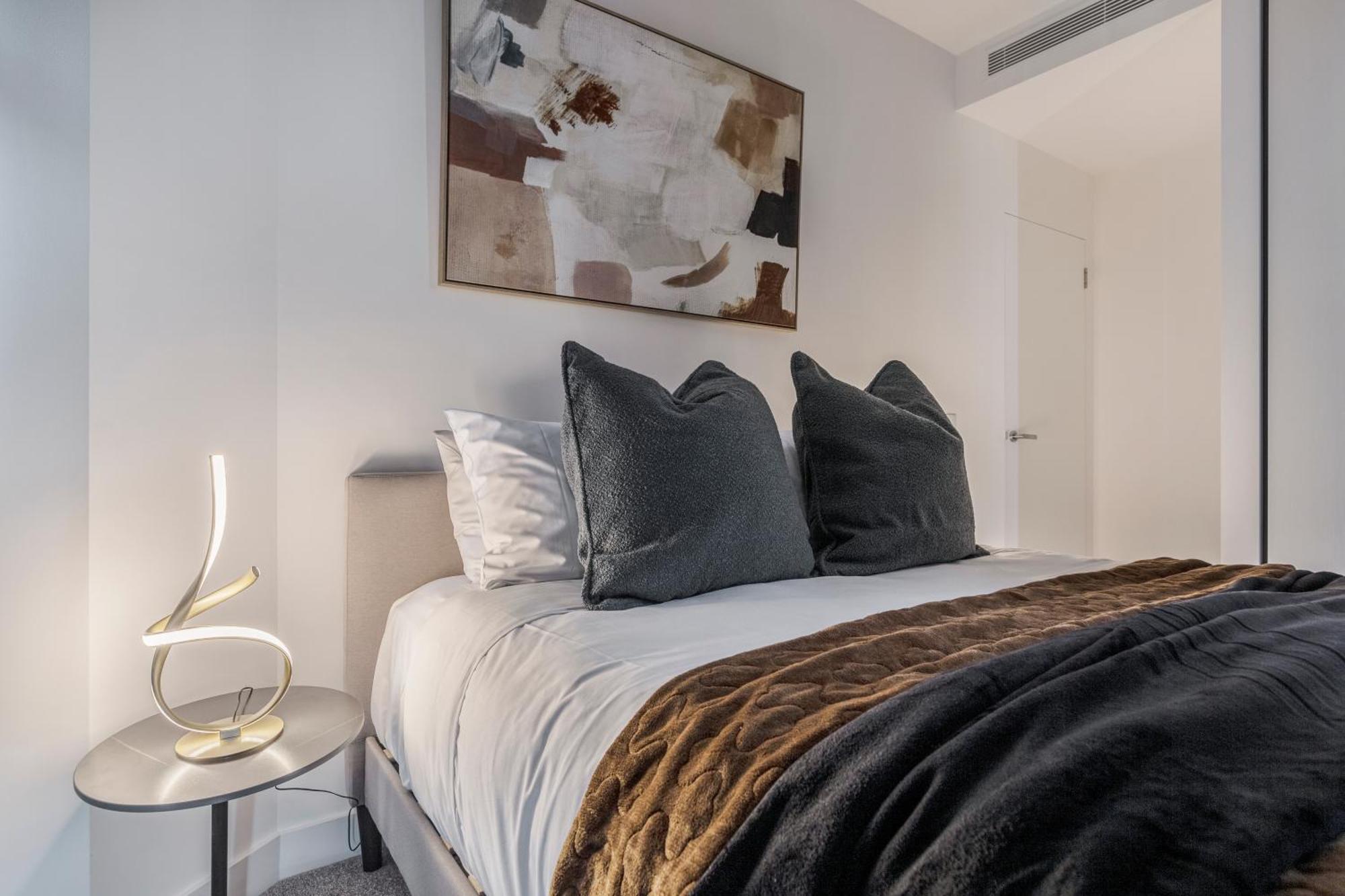 Apartment West Side Contemporary Pad In Shopping Precinct *