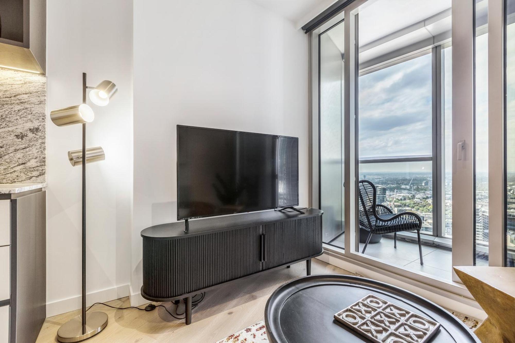 Apartment West Side Contemporary Pad In Shopping Precinct Melbourne