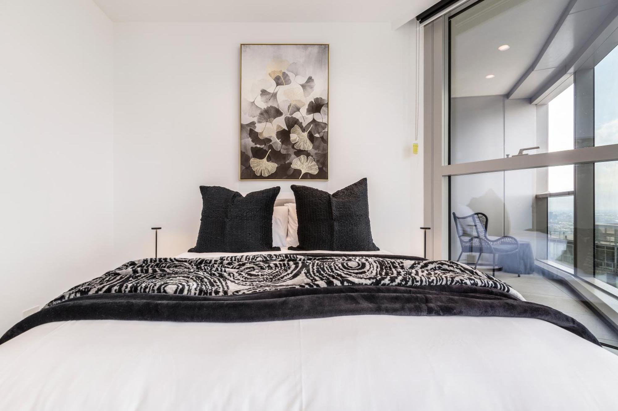 West Side Contemporary Pad In Shopping Precinct Apartment *
