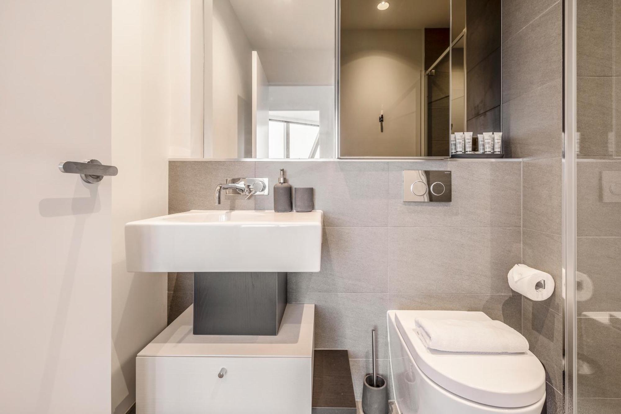 West Side Contemporary Pad In Shopping Precinct