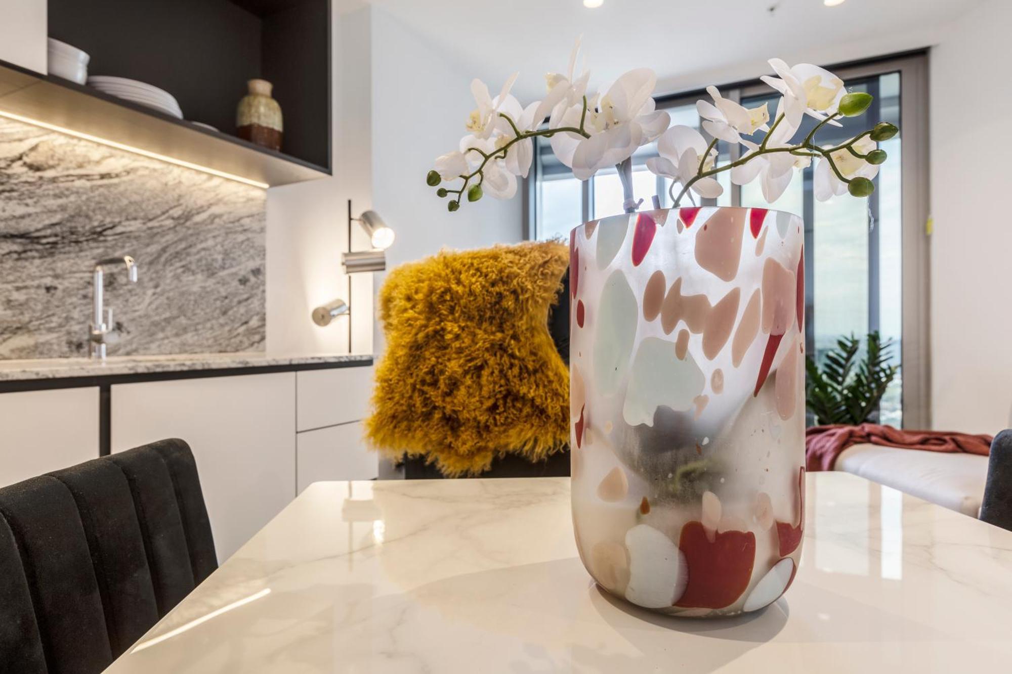 West Side Contemporary Pad In Shopping Precinct Apartment *