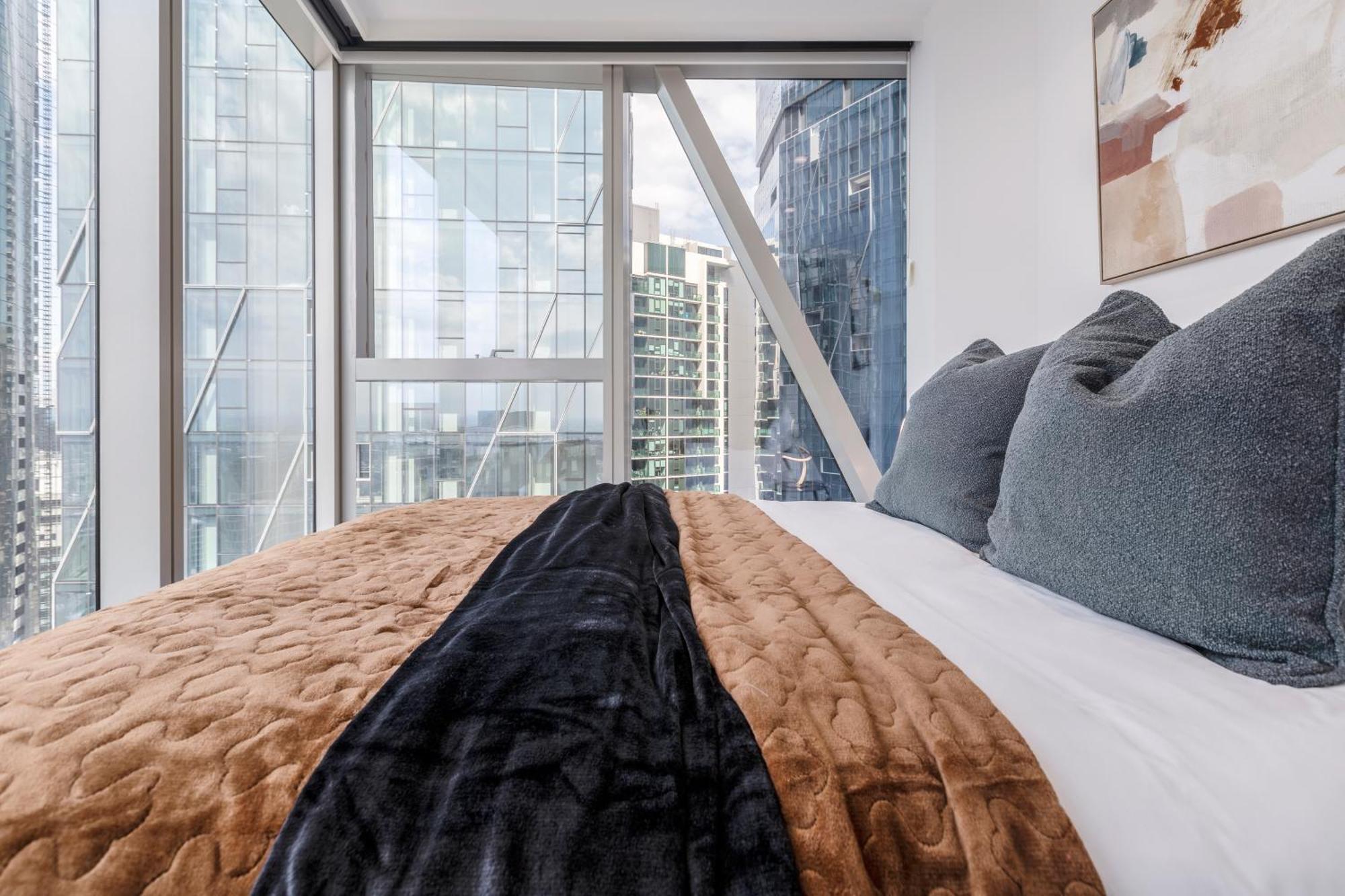 Apartment West Side Contemporary Pad In Shopping Precinct Melbourne