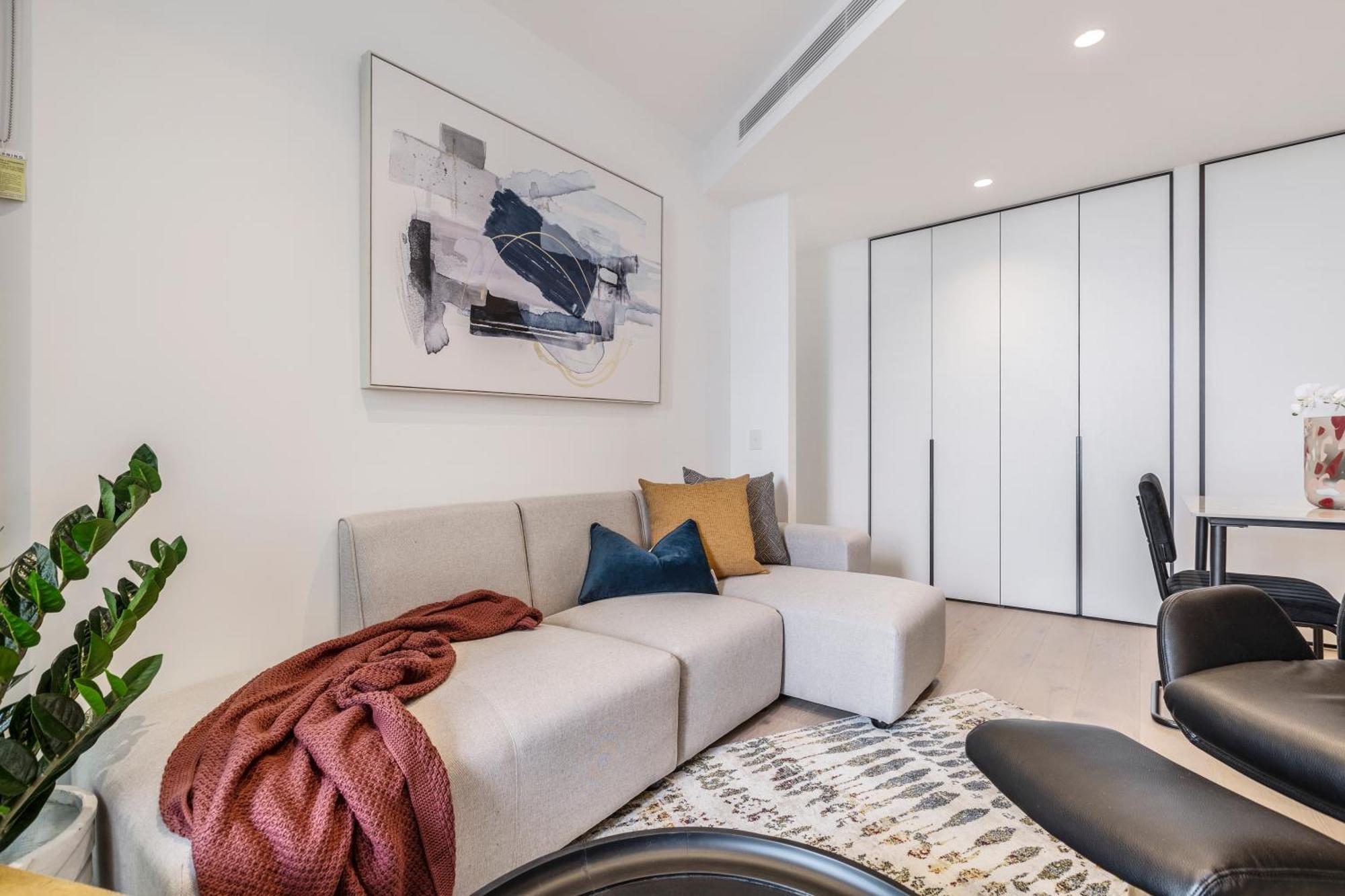 West Side Contemporary Pad In Shopping Precinct * Melbourne