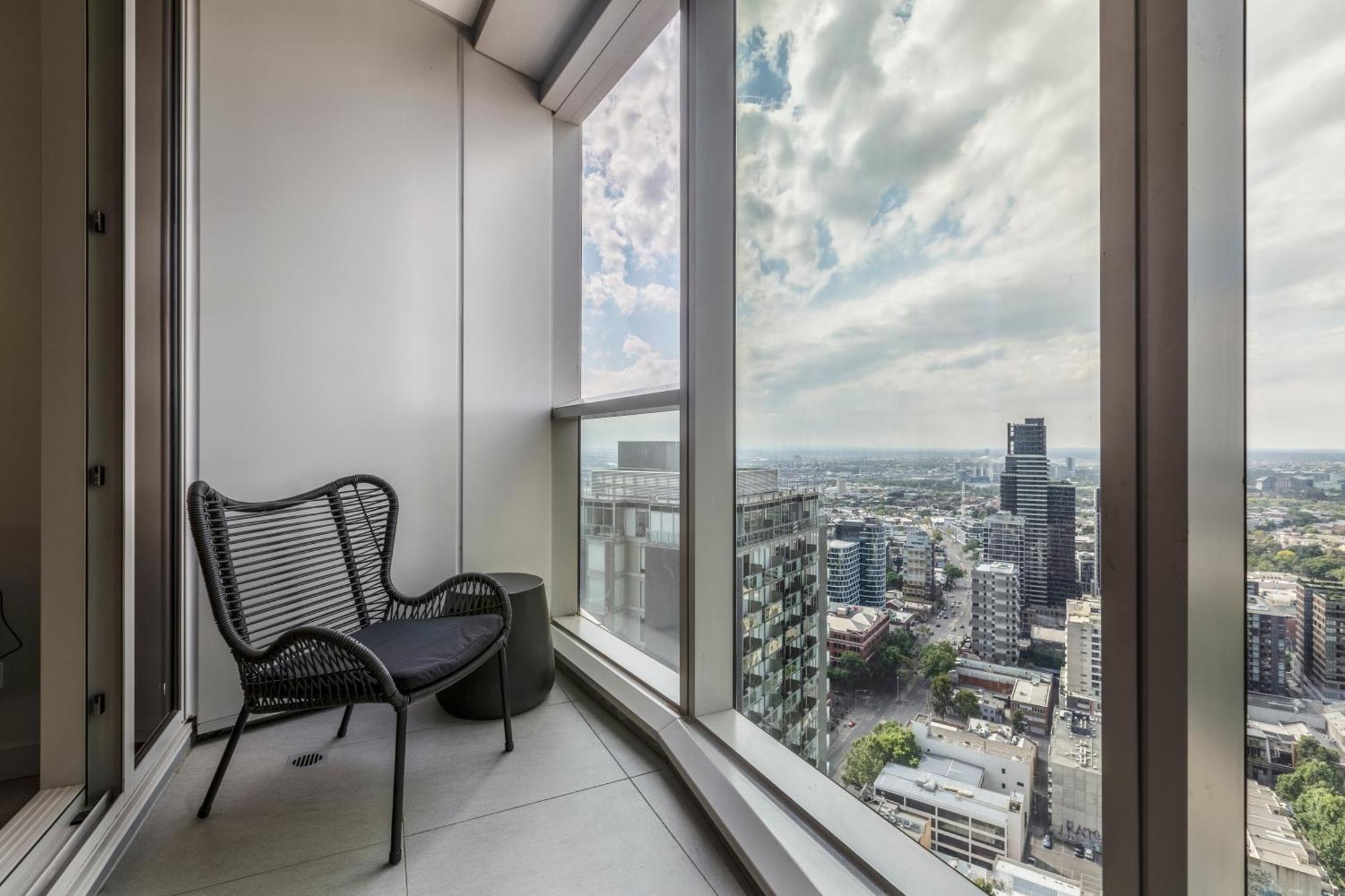 West Side Contemporary Pad In Shopping Precinct Apartment *