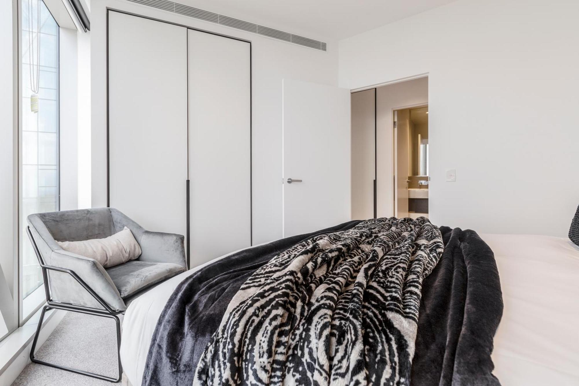 Apartment West Side Contemporary Pad In Shopping Precinct *