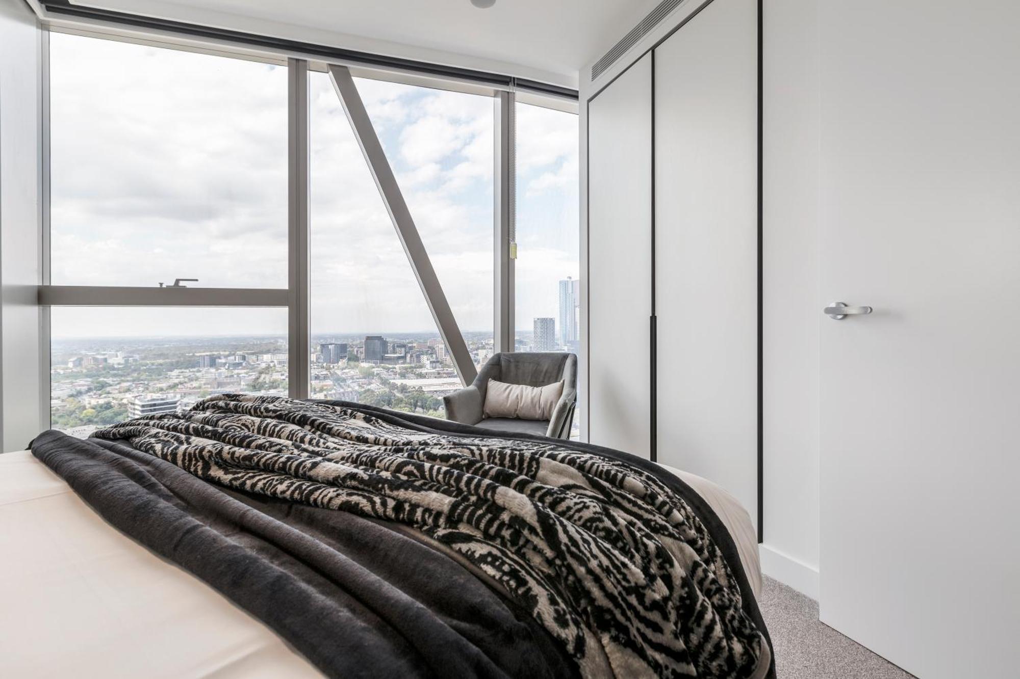 West Side Contemporary Pad In Shopping Precinct * Melbourne