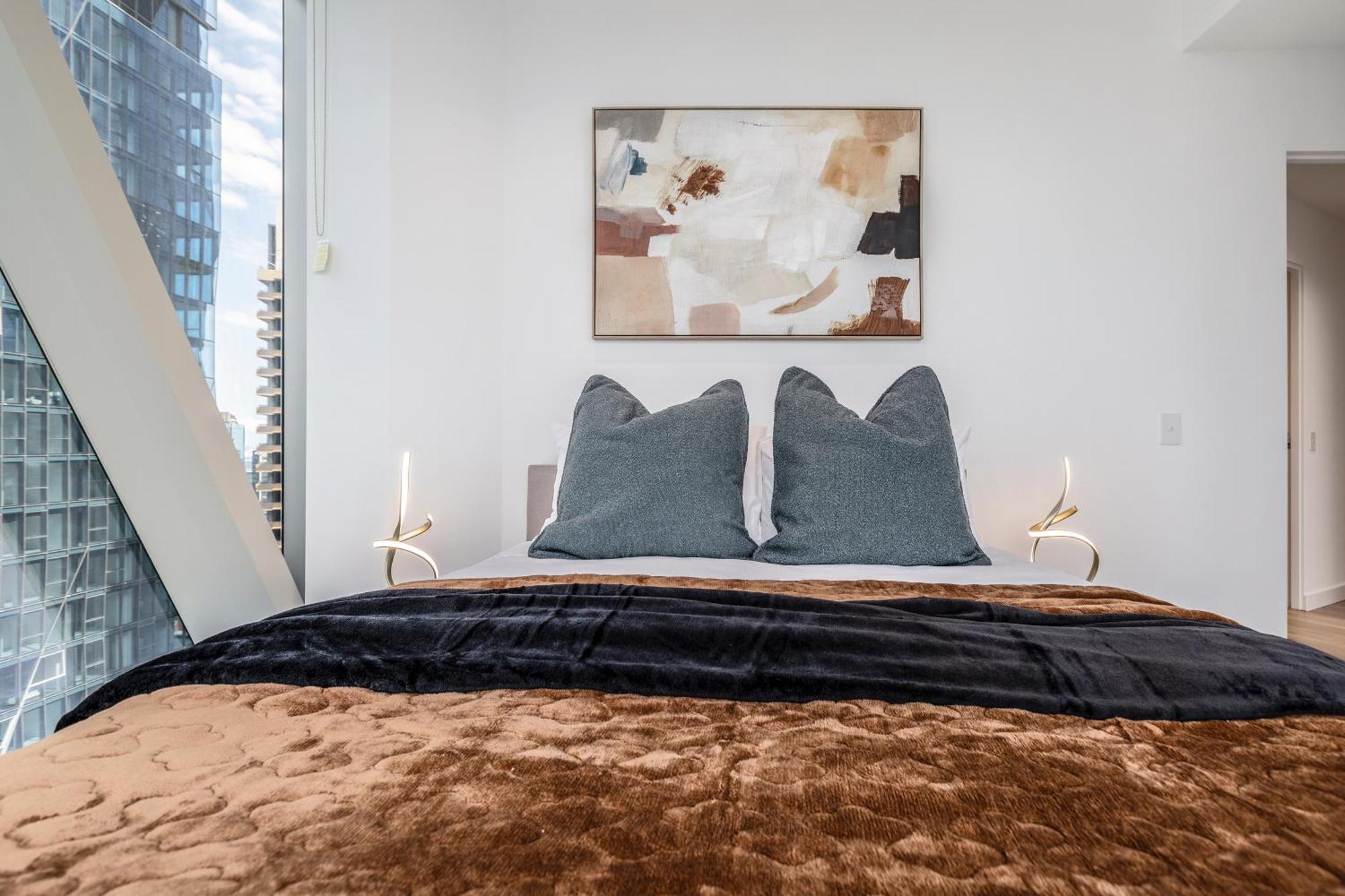 West Side Contemporary Pad In Shopping Precinct